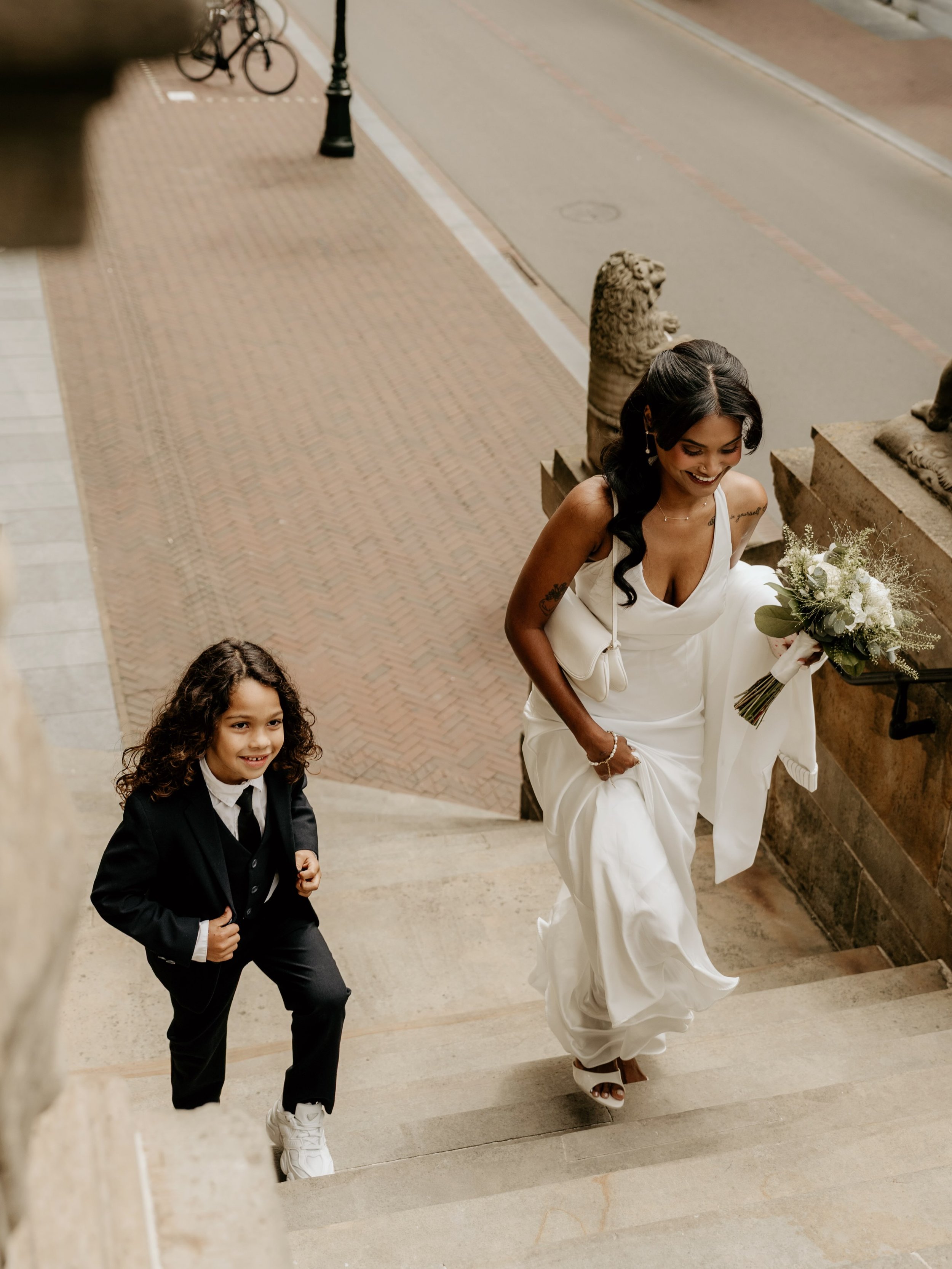 Een prachtige bruid onderweg naar haar bruiloft in het mooie stadhuis van Leiden 💒👰🏾&zwj;♀️

Dit was zo&rsquo;n fijne bruiloft om vast te mogen leggen, klein en intiem maar met zo enorm veel liefde en plezier 🤍 

Totaal anders dan een grote bruil