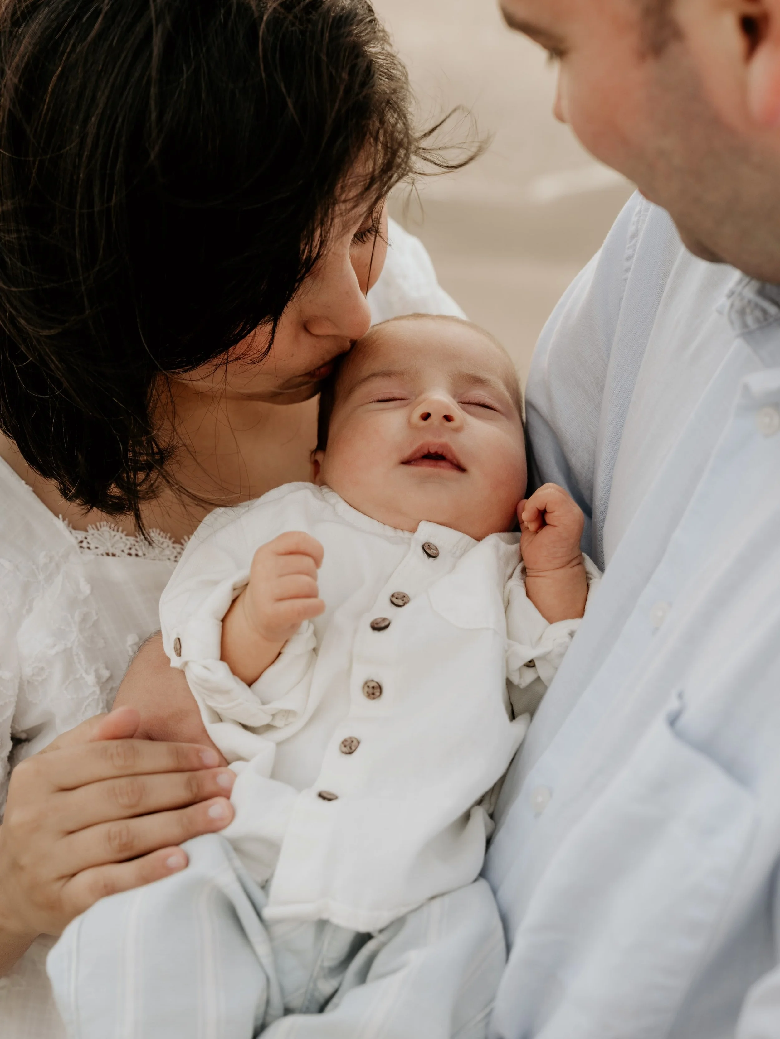 A new member in the family 🤍 

Een tijdje geleden mocht ik dit prachtige koppel fotograferen op het strand in verwachting van hun eerste kindje 👶🏻 twee maanden later mocht ik ze weer op exact dezelfde plek fotograferen met de kleine nu echt in hun
