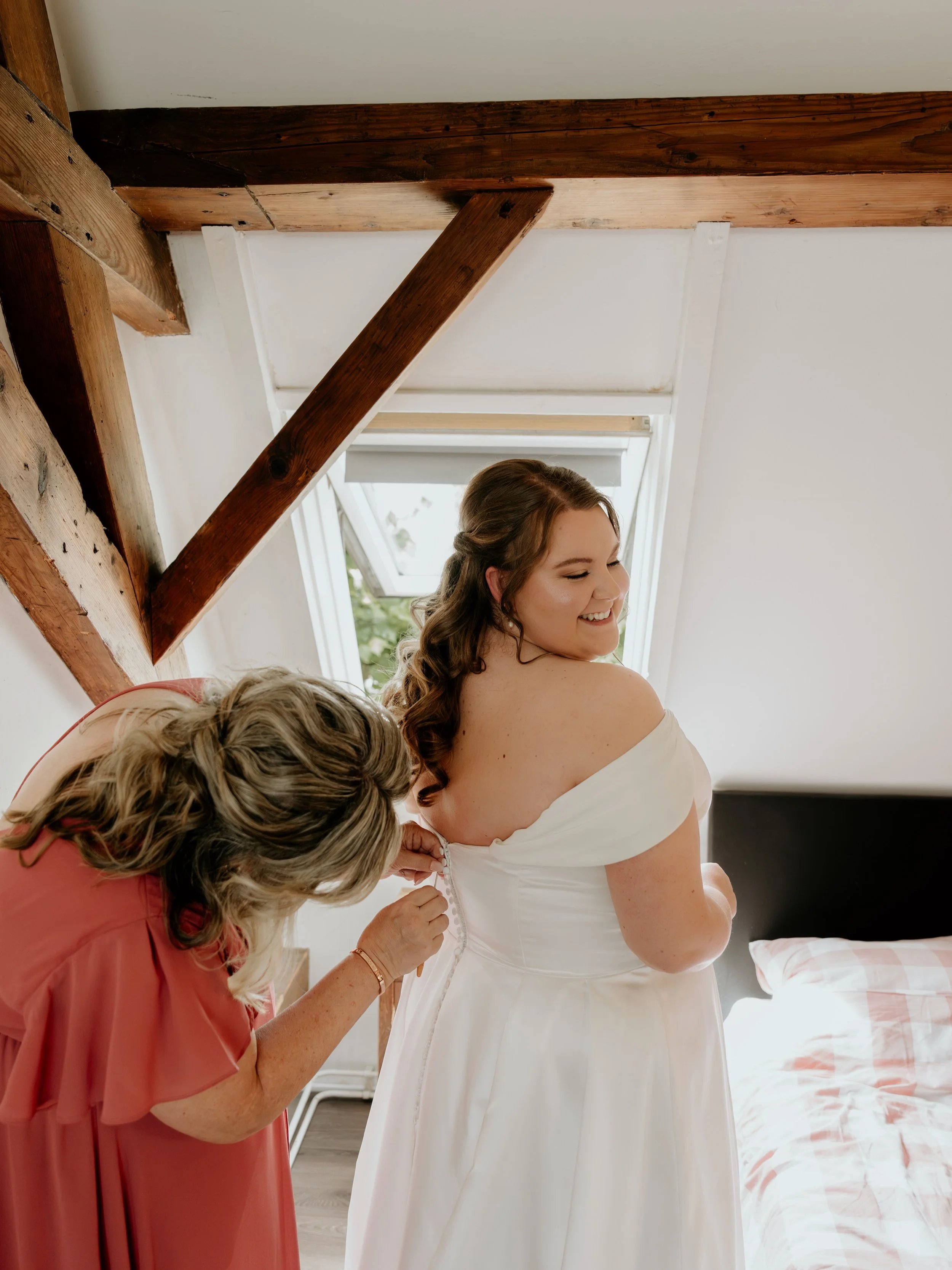 Jullie trouwdag begint al vanaf het moment dat je je klaar gaat maken 👰🏼&zwj;♀️ Een magisch moment waarop je jullie gezonde zenuwen en het geluk zult terug zien. Een moment dat zeker niet mag ontbreken in jullie trouwalbum🫶🏻 

Alle details liggen