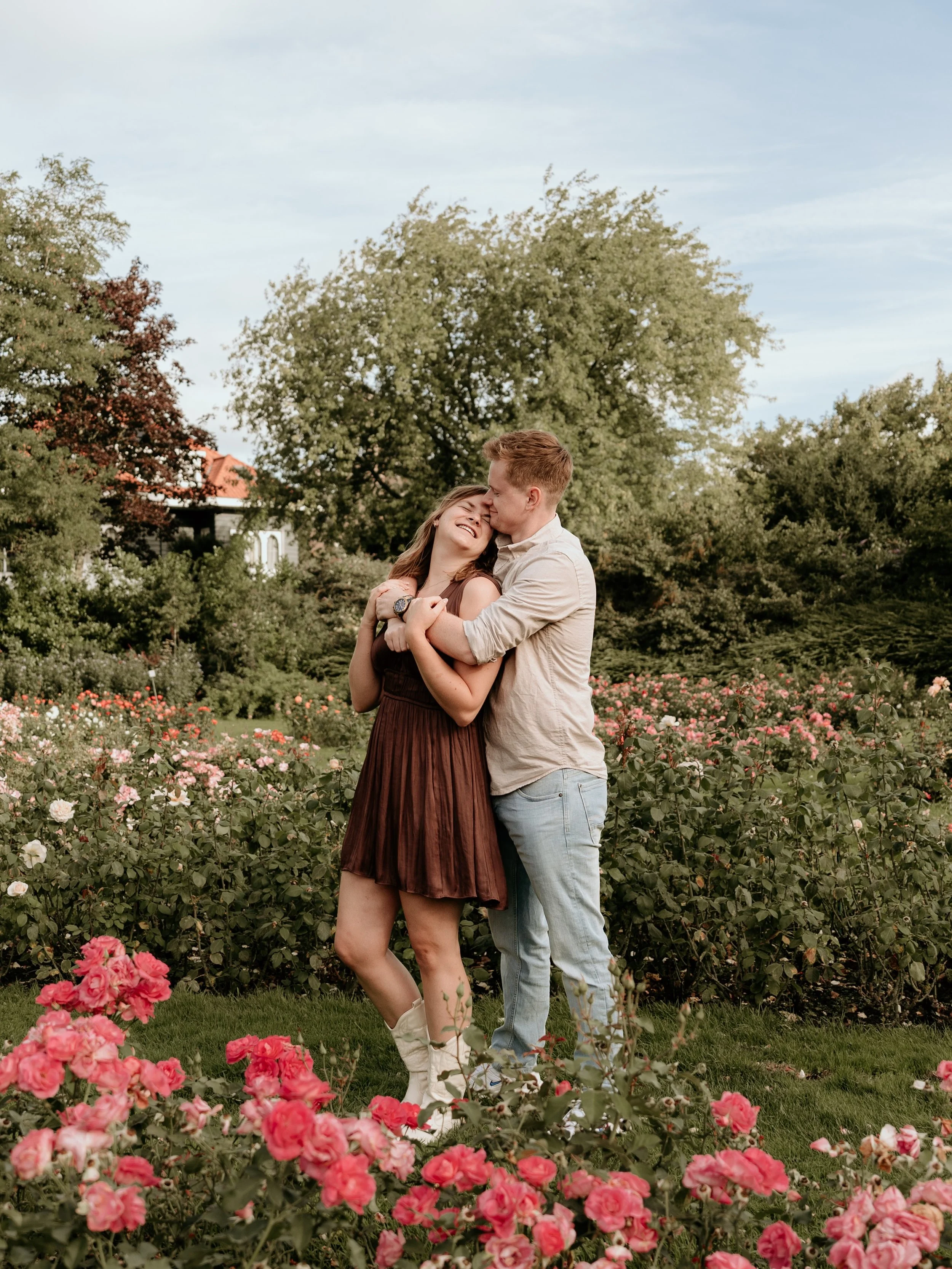 L &amp; J 💍 

Een tijdje terug mocht ik dit pas verloofde koppel vastleggen in een prachtige tuin vol rozen 🌹 super romantisch en dat leverde zoveel lieve beelden op! Swipe voor nog meer 👉🏻

#preweddingshoot #verloving #engagement #verloofd #trou