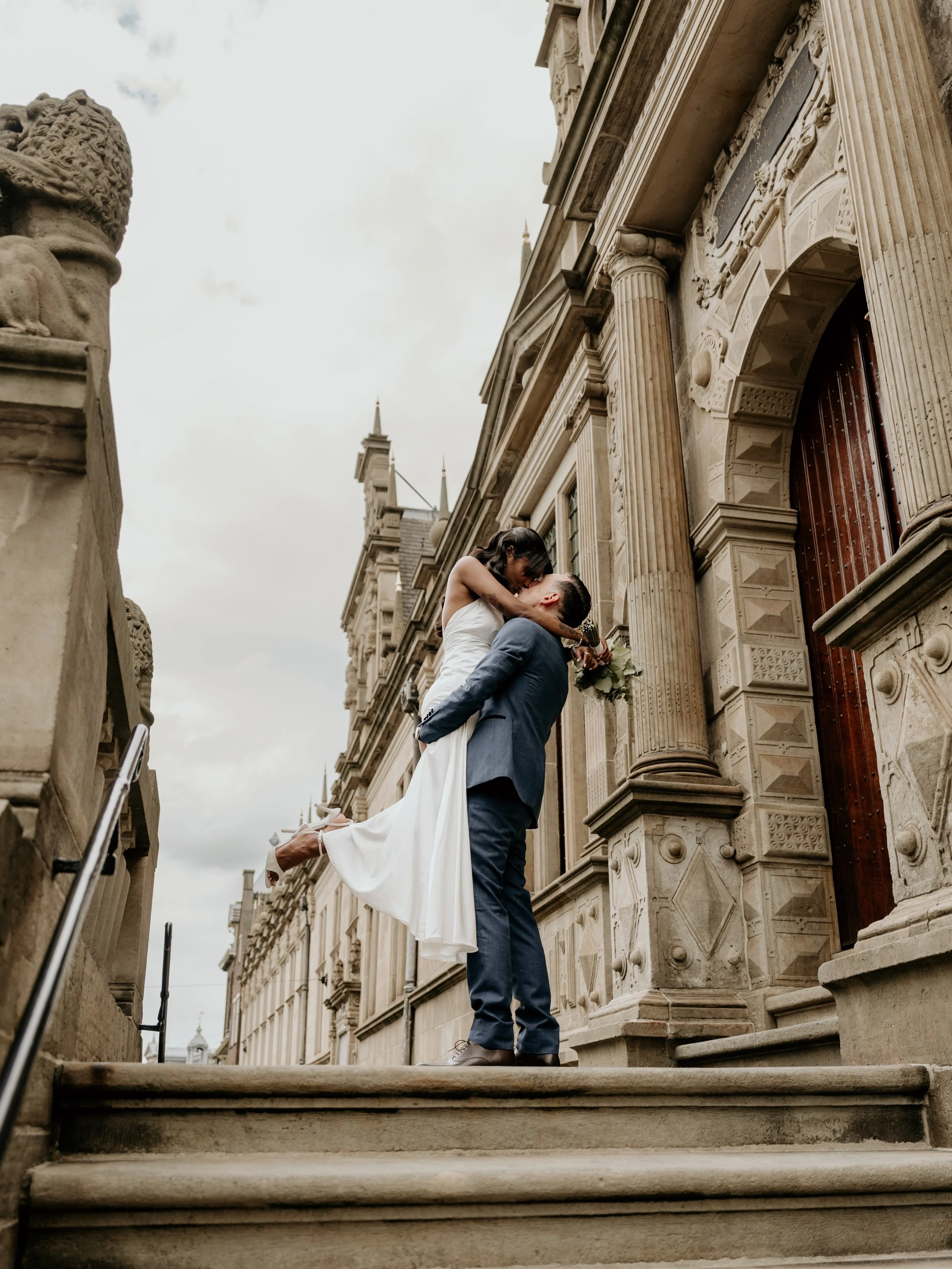 Een intieme bruiloft in het stadhuis van Leiden 💒

Wat was het bijzonder om het huwelijk van dit prachtige koppel vast te mogen leggen. Zij gaven elkaar het ja-woord in het stadhuis van Leiden, omringd door het kleine clubje familie en vrienden dat 