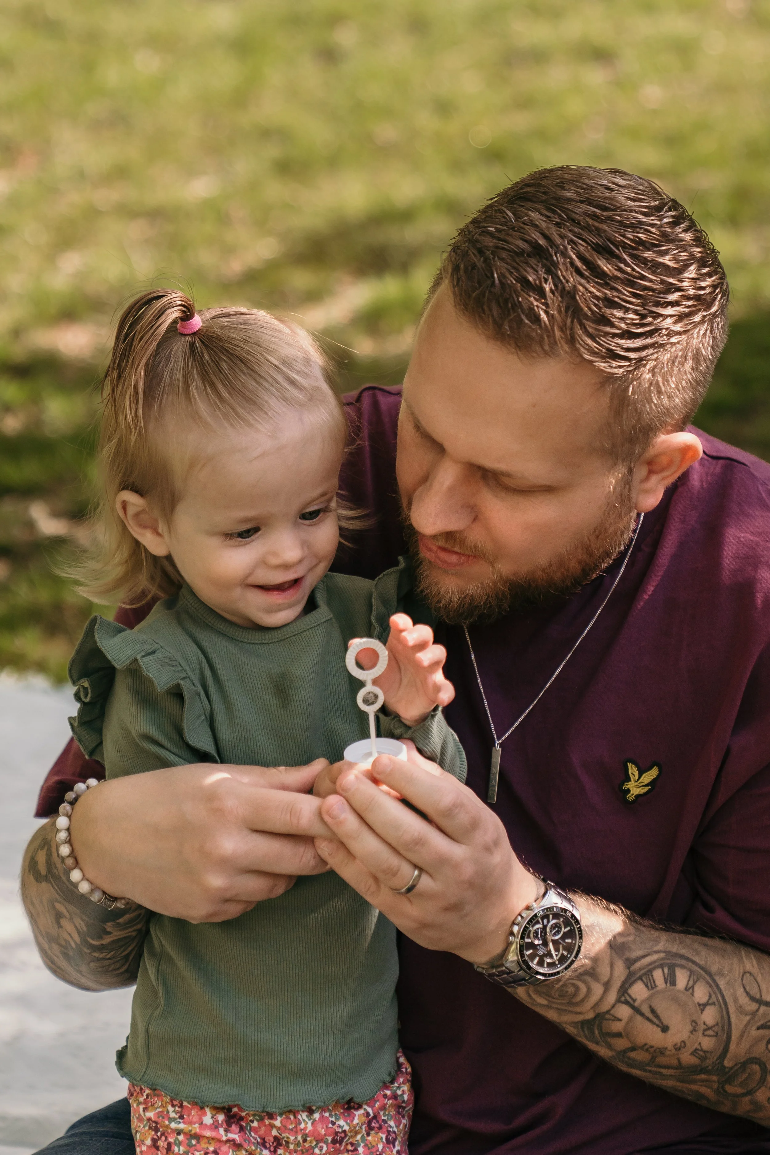 Vader en dochter tijdens een gezin fotoshoot van Rosa Lynn Signer in het bos. 