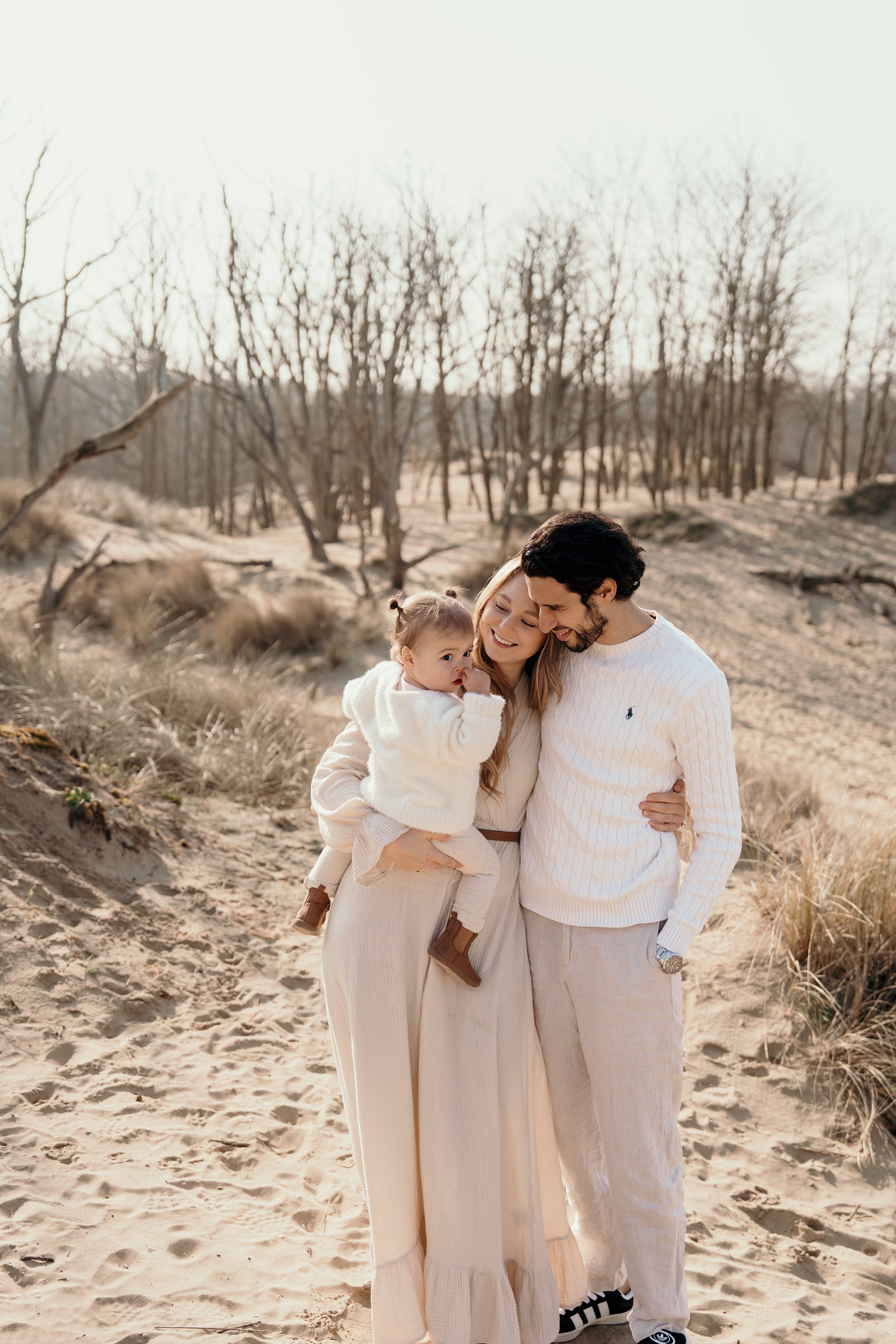 Gezin in de duinen tijdens een gezinsshoot van Rosa Lynn Signer