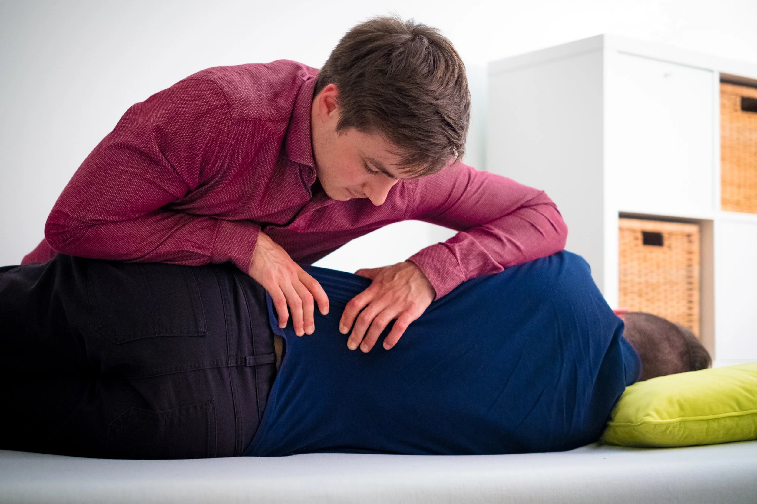 Un ostéopathe effectue un traitement sur une personne pour soulager des mots de dos.