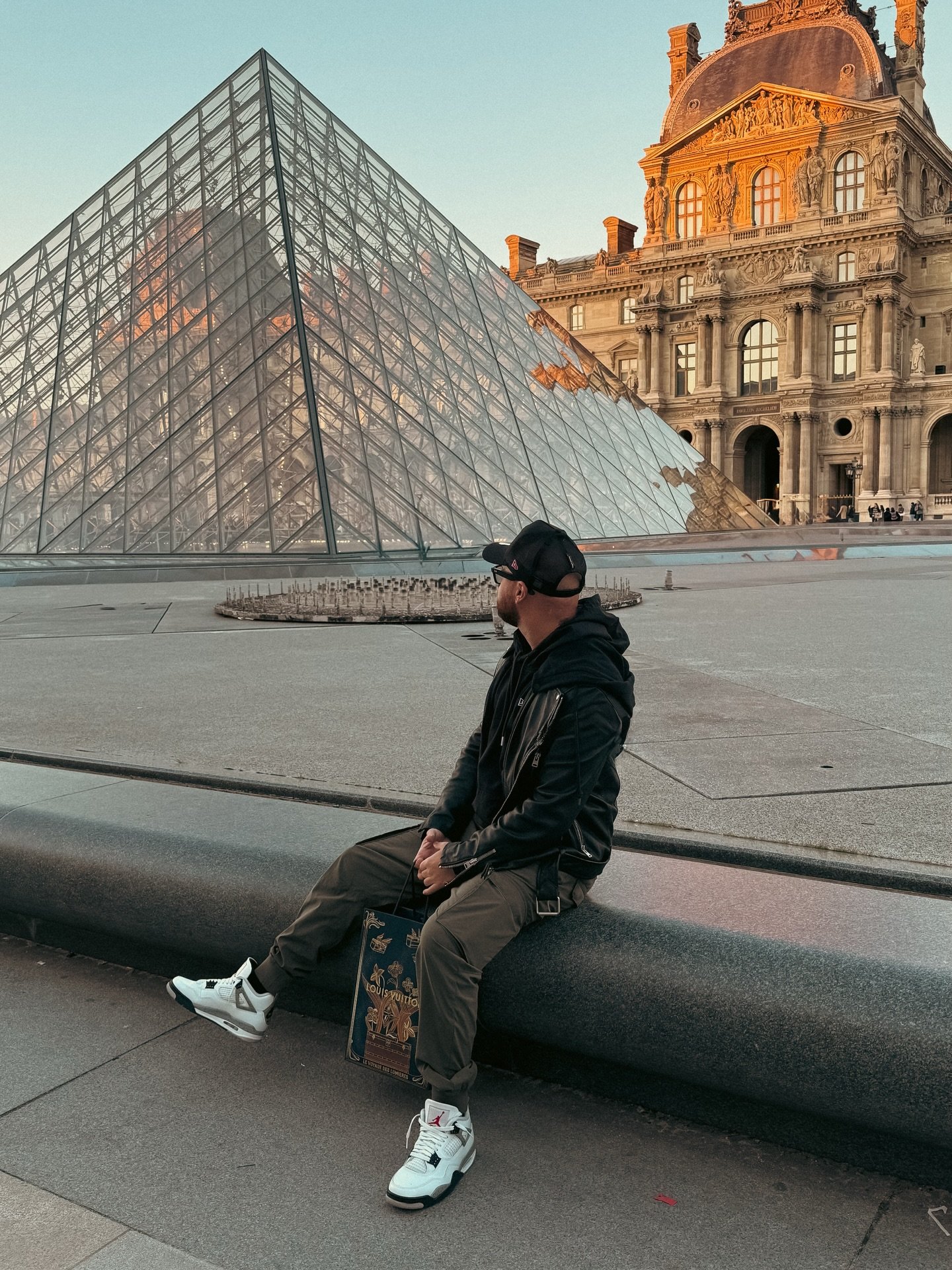An incredible weekend in Paris topped off by visiting the Louvre at sunset. 

Tomorrow I&rsquo;ll reveal the reason I was in Paris 🇫🇷 

#paris #louvre #magic #magician