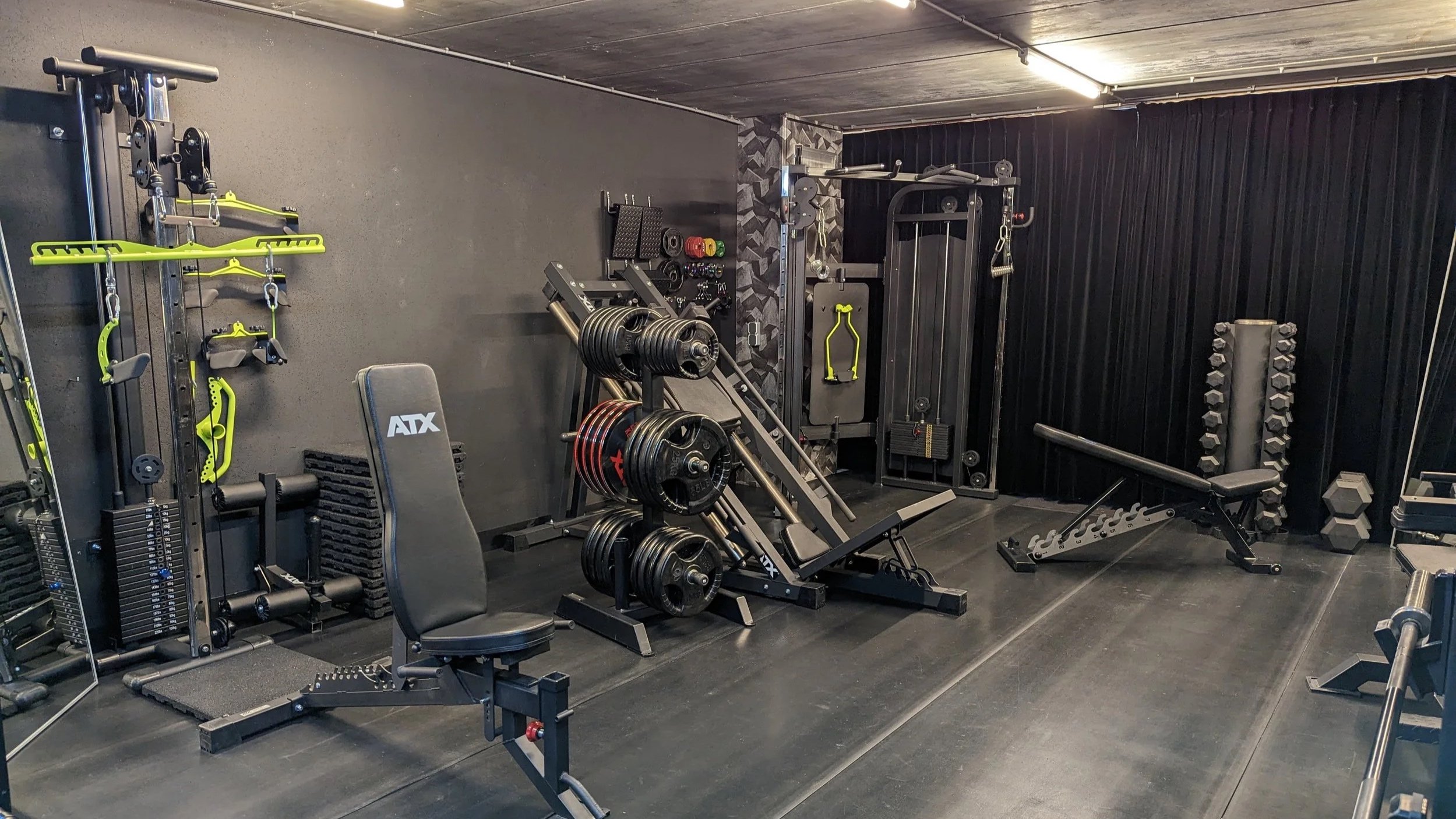 Trainingsstudio van Mike van de Pol in Ommen, uitgerust met krachtapparatuur en vrije gewichten.