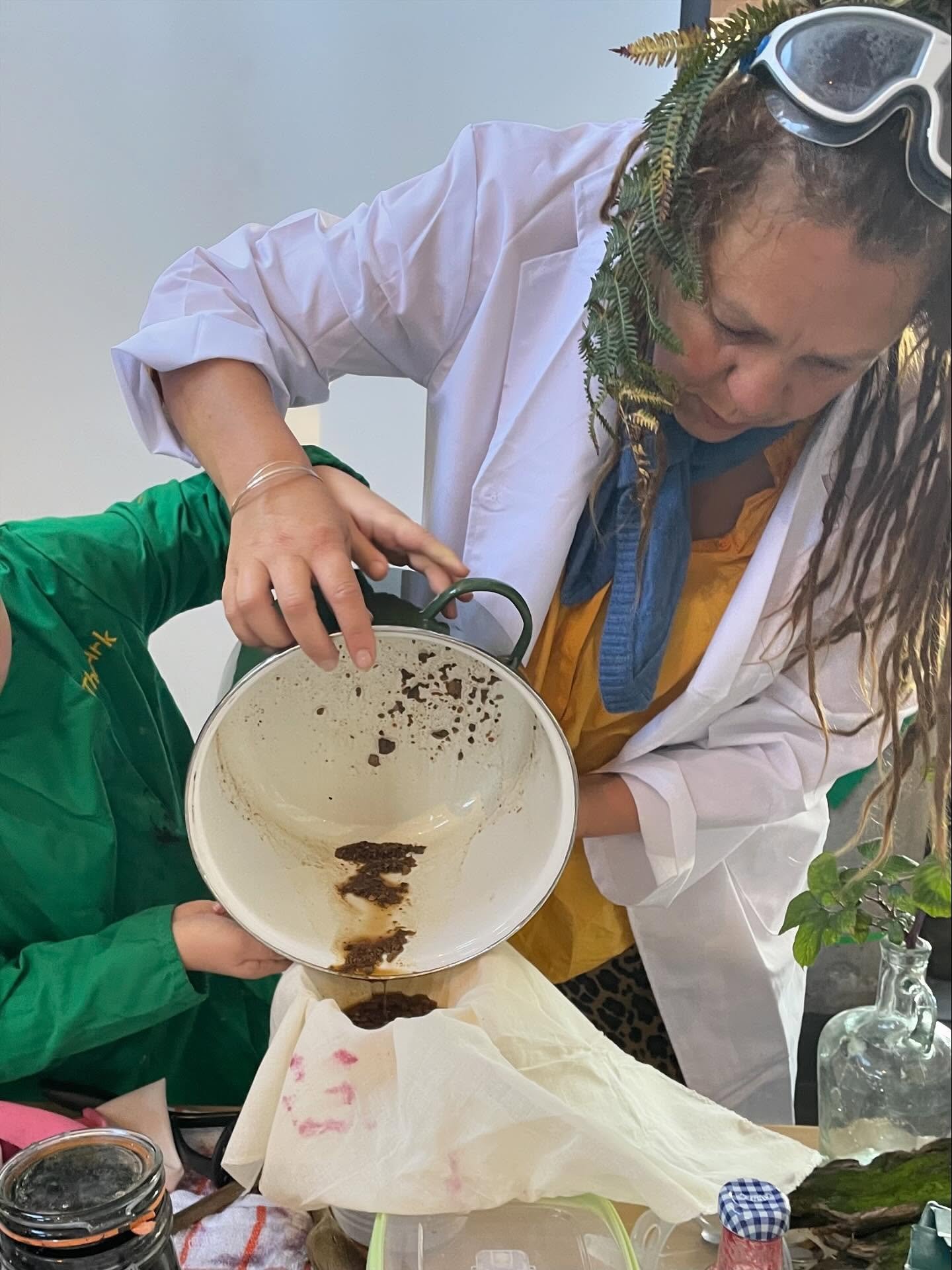 Busy hands from a weekend of botanical alchemy and colour chemistry with myself and @grovesygirl 🌱🌿🥀🐌🍄&zwj;🟫 Back again next week @thearkdublin and @creativehubs_  libraries as part of Science Week ⚗️🌱🎨
