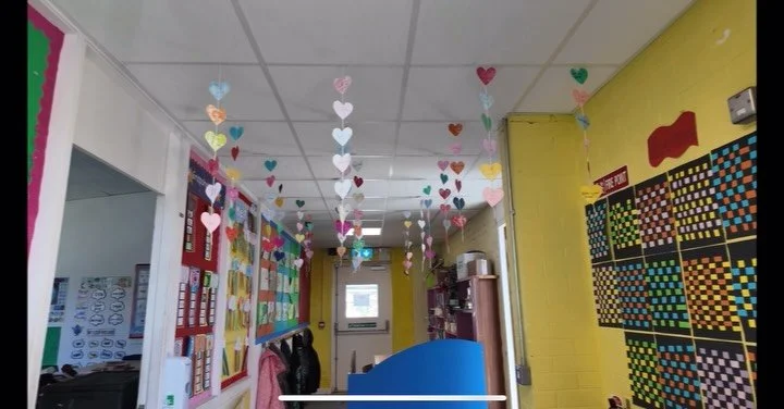 Creativity in the classroom ❤️ I love this project. 
Link to full video by @artsedportal_ie in the bio.
@melissa.hogan.9619 🙌 Other artists in residence: @liz.mcmahon.946 @deirdre_oreilly7 @grovesygirl .
🐌🌱🕷️🍄🌿🎨🖌️✨