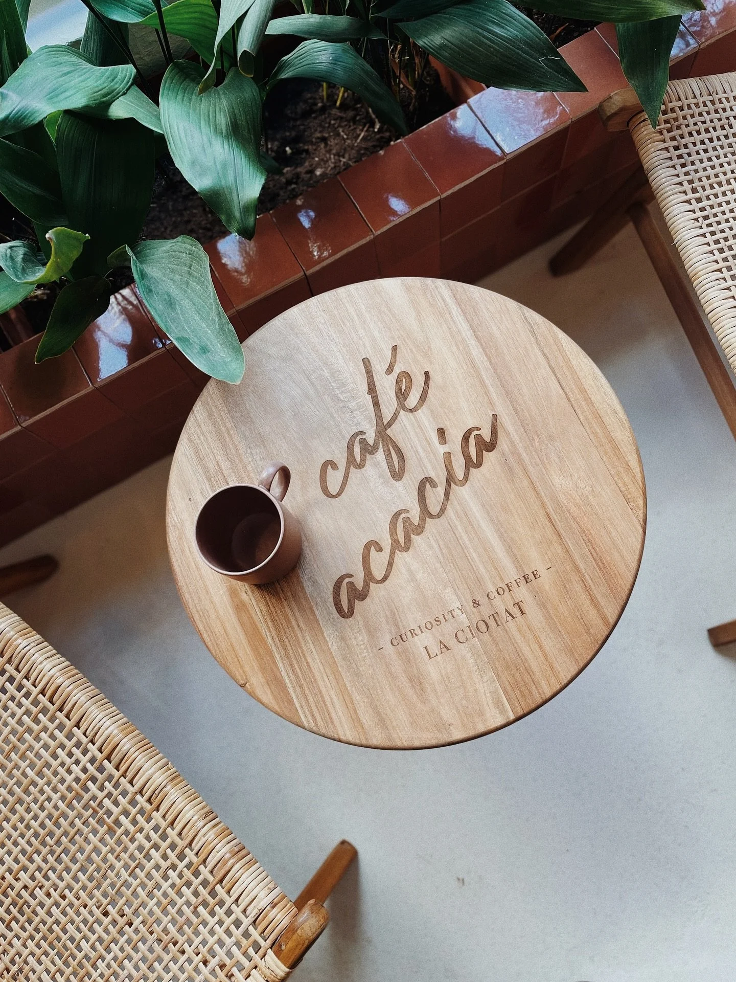 Le caf&eacute; acacia va avoir 4️⃣ ans 
.
C&rsquo;&eacute;tait hier&hellip; l&rsquo;ouverture de ce petit lieux qui est devenu si grand, dans mon c&oelig;ur, dans nos vies.
On a grandi tous les 4 dans ce projet et du coup j&rsquo;ai bien envie de f&e