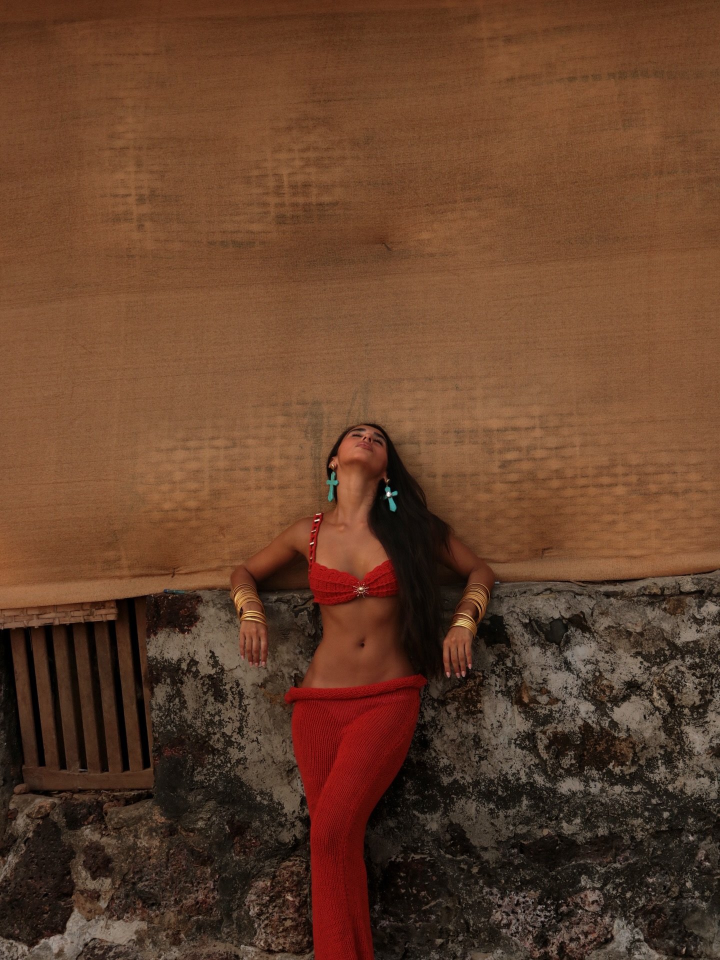 Raw texture meets refined style. 🧱🔥 Sometimes the best studio is just a solid wall and the perfect light✨

Ready to bring your mood board to life? Drop a DM and let&rsquo;s plan your dream shoot together. 📸✨

The Creative Minds Behind the Lens:
📸