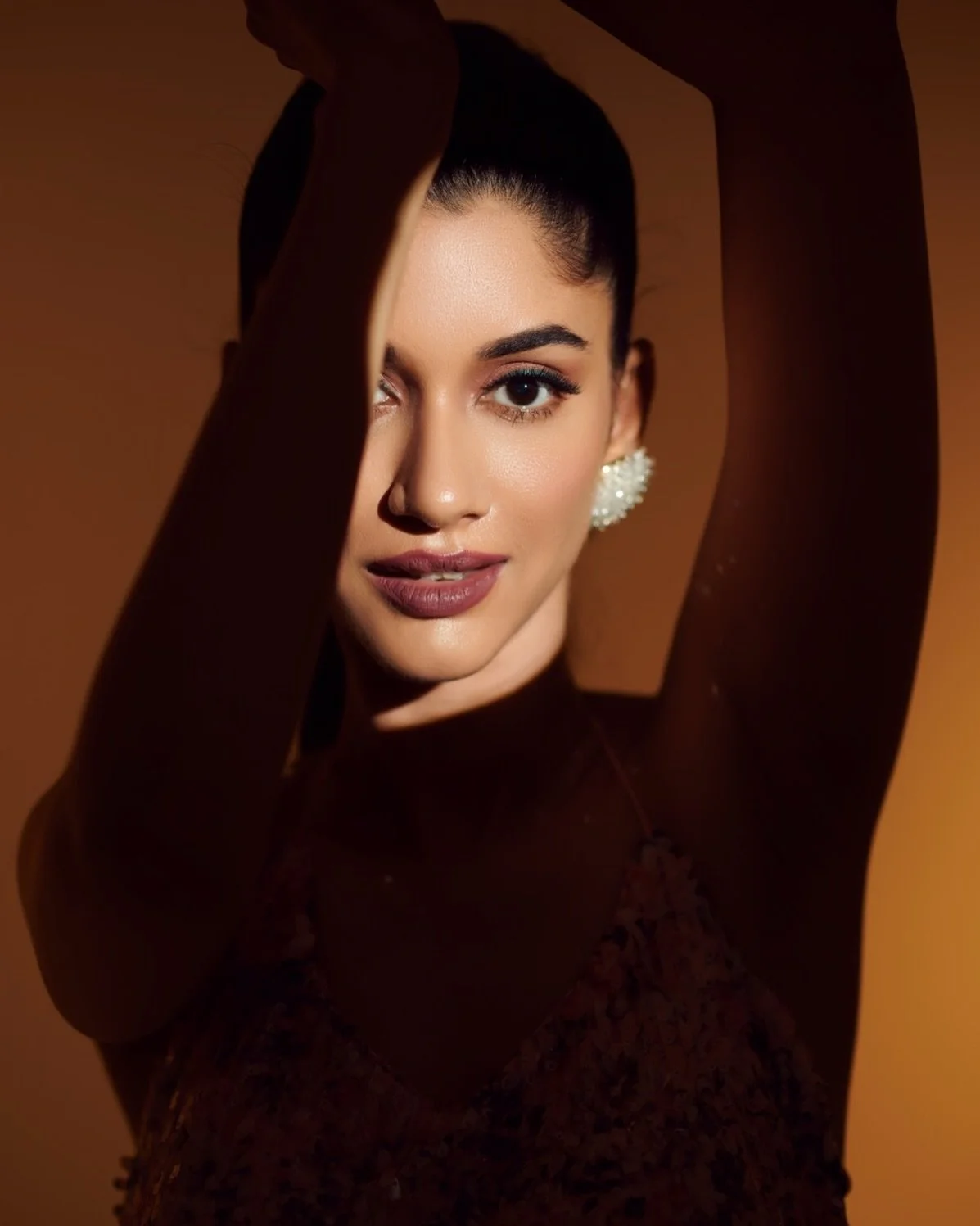 Where shadows sculpt the story and light kisses the details. ✨

Save this for inspiration &amp; comment &ldquo;EDITORIAL&rdquo; if this is your vibe. 📸🔥

Team Credits:
@jyot10
@styleitupbyaashna
@promakeupart.kaveri
@clickwalaphotography

#click #p