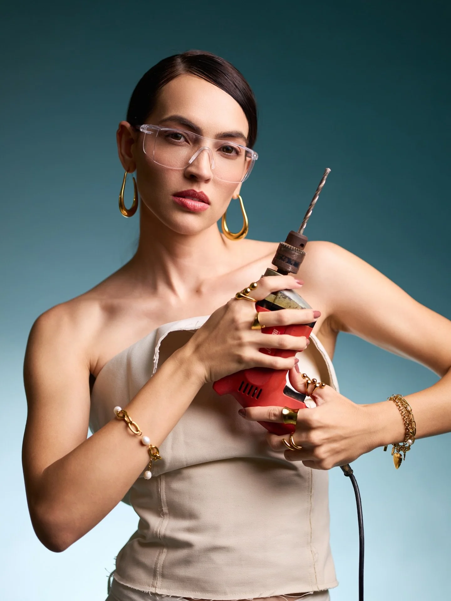 Beauty with an edge. 🔧✨

Because the most iconic looks aren&rsquo;t just worn
they&rsquo;re engineered. ⚡

Brand: @embrellworld
📸 @clickwalaphotography
🎥 @siddology
✂️ @alon_rusk
🎬 @rahulpurkait (our BTS genius)
💄 @upkarnarru (glam magic)
Our st