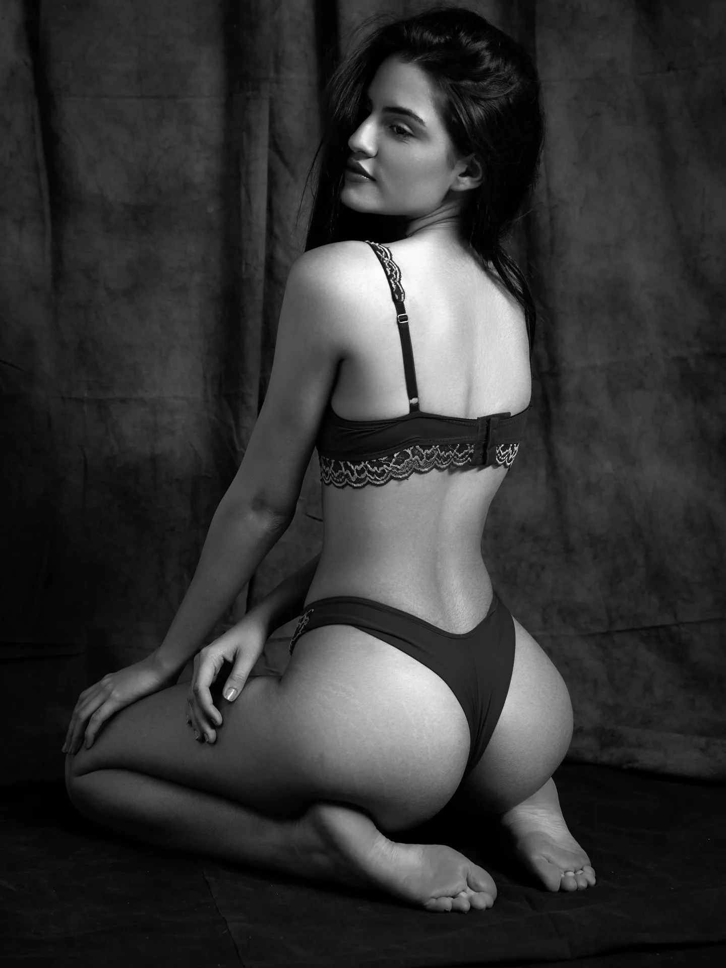 Strong light, controlled shadows, and a frame that holds attention. ✨
This shoot focused on shaping form and mood through minimal setup📸

📩 DM for bookings &amp; collaborations

Model: @jordannacastilho 
Photos: @clickwalaphotography 
Hair &amp; Ma