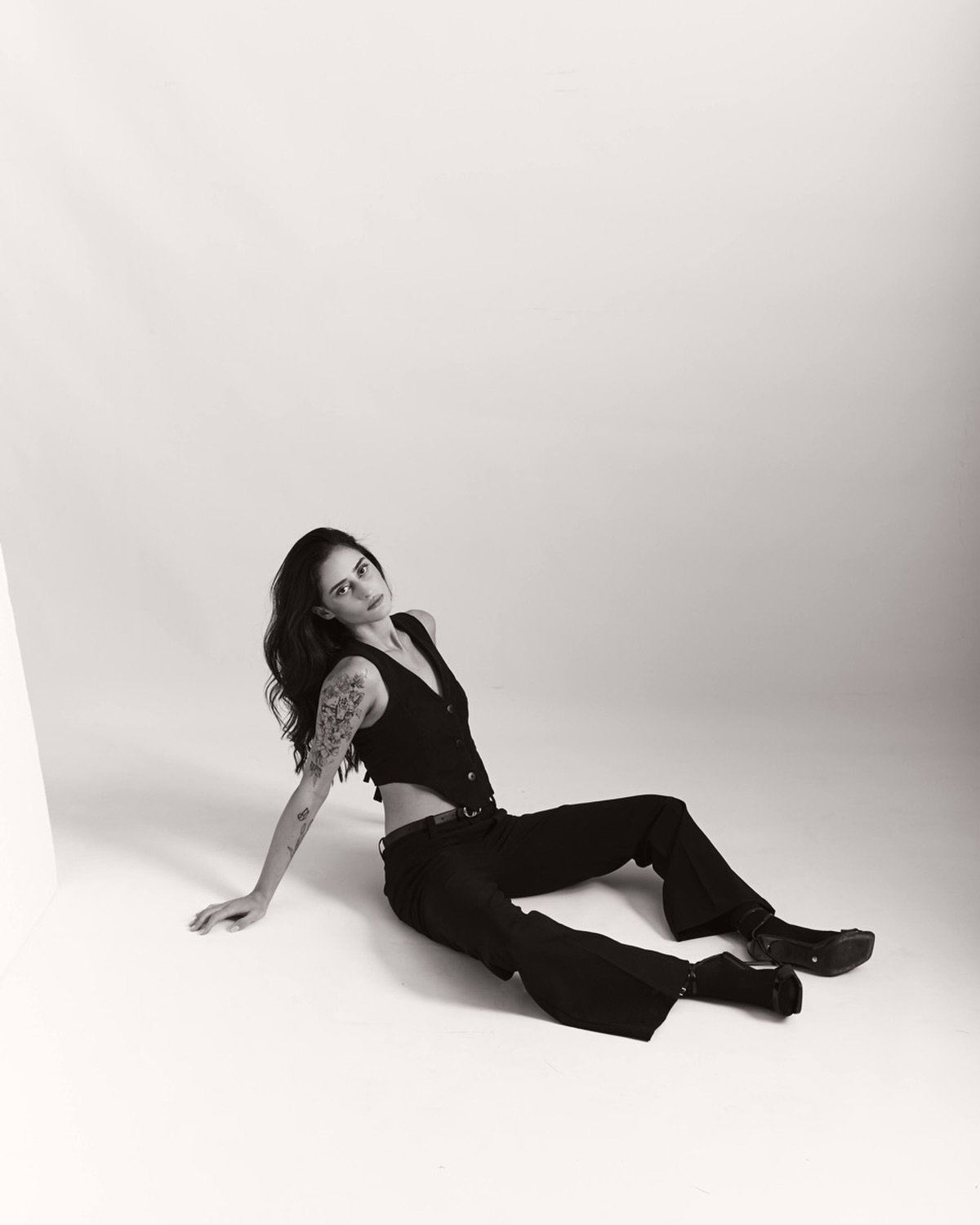 Minimal setup, maximum intent. ✨
This frame focuses on balance, space, posture, and subtle expression coming together without overcomplication. 📸
 

📩 DM for bookings &amp; collaborations

👤 Muse: Vivian Ferrreira
📸 Photographer: @clickwalaphotog