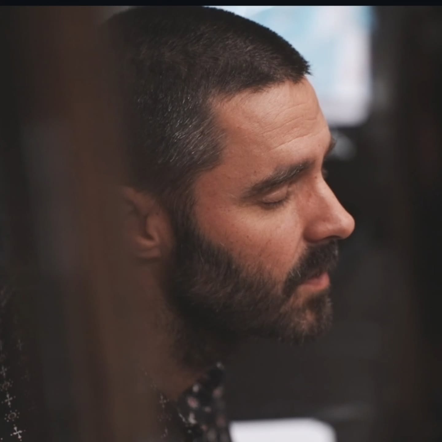 Ma gueule concentr&eacute;e pendant l'enregistrement d'une pi&egrave;ce compos&eacute;e pour orchestre ces derniers mois. Enregistr&eacute;e au studio Ferber a Paris en juillet dernier.

Joie de vous partager ces quelques images (lien en bio).

Un jo