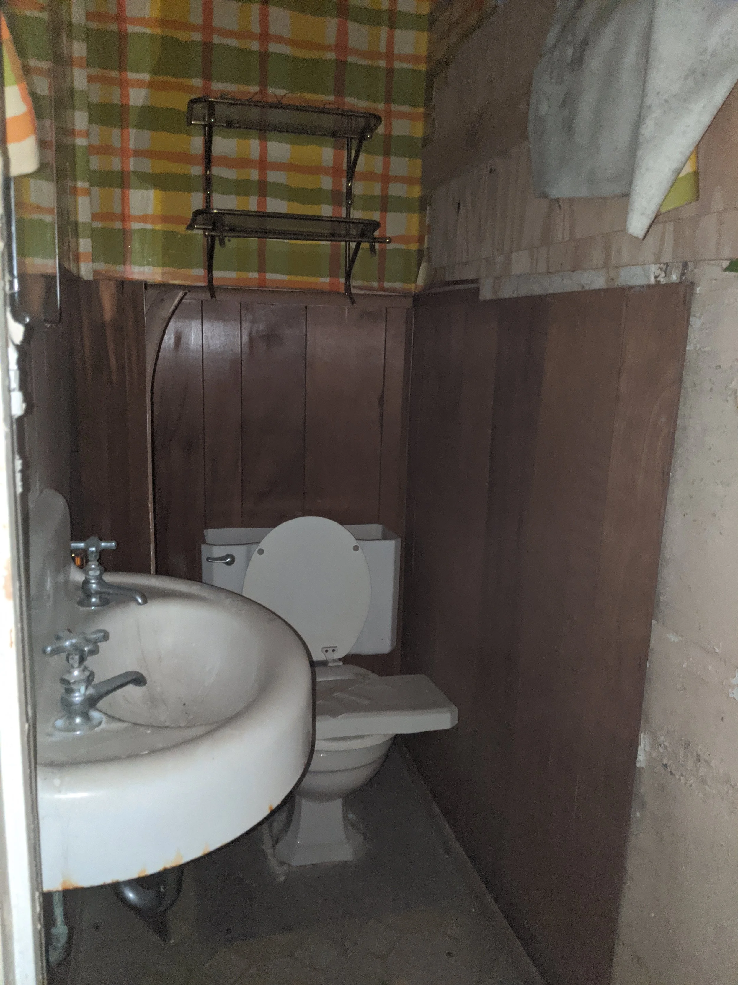 Cincinnati-home-restoration-interior-before-guest-bathroom.jpg