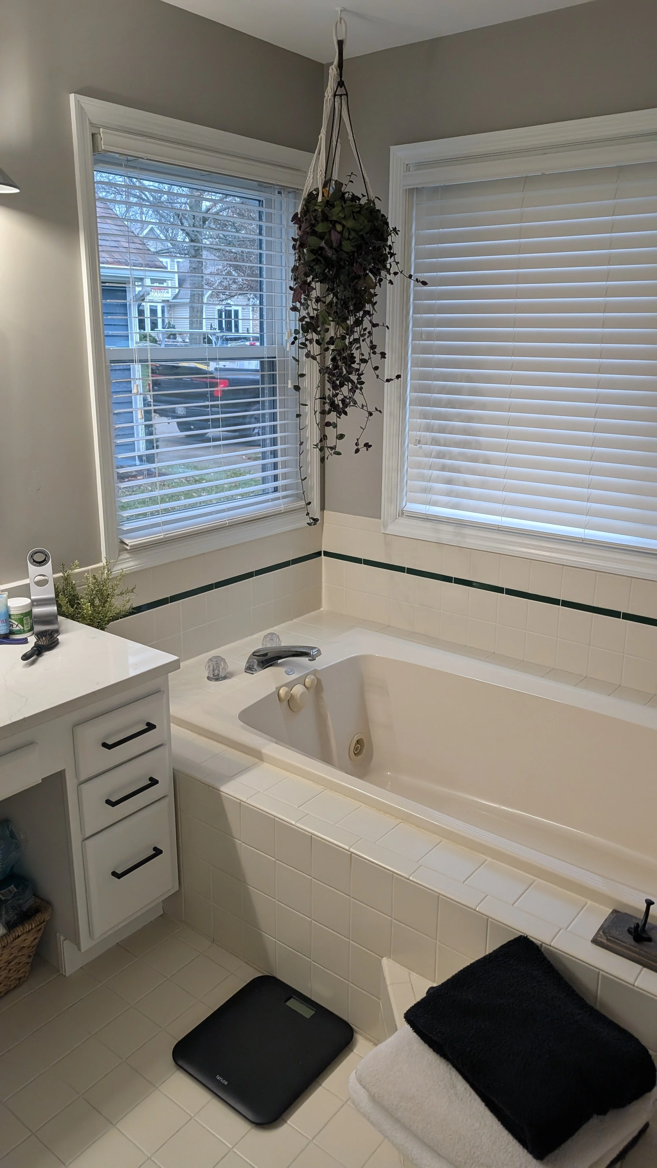 Maineville-OH-master-bathroom-original-tub.jpg