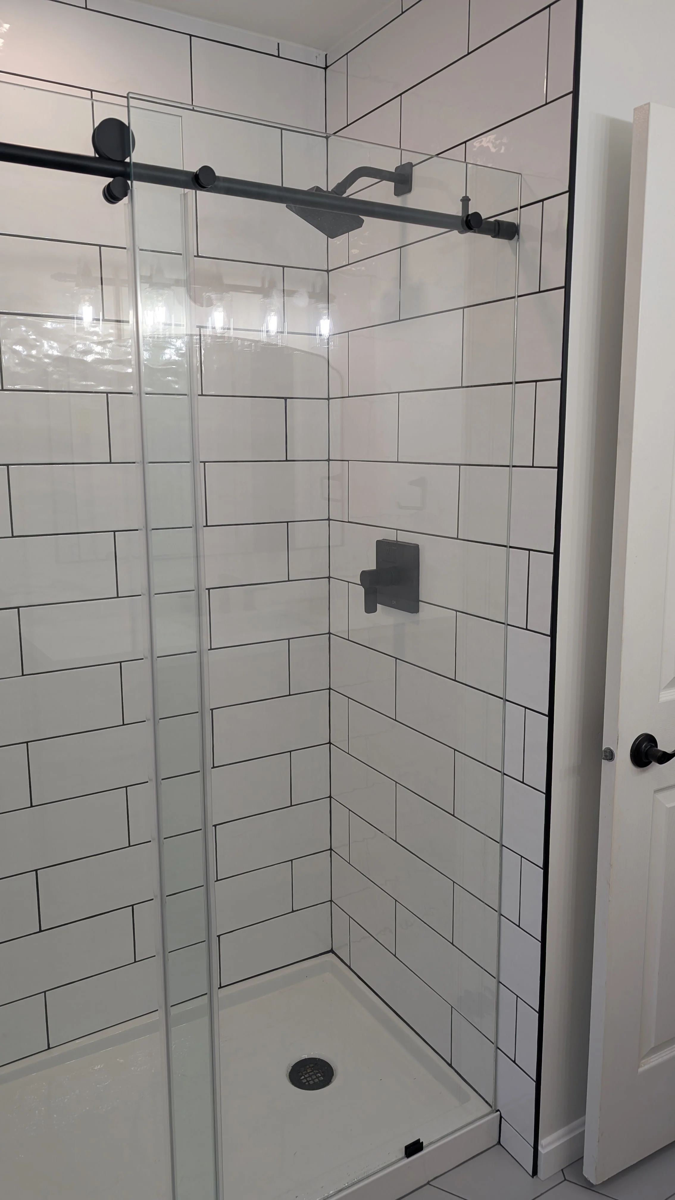 Maineville-OH-second-bath-matte-black-fixtures.jpg