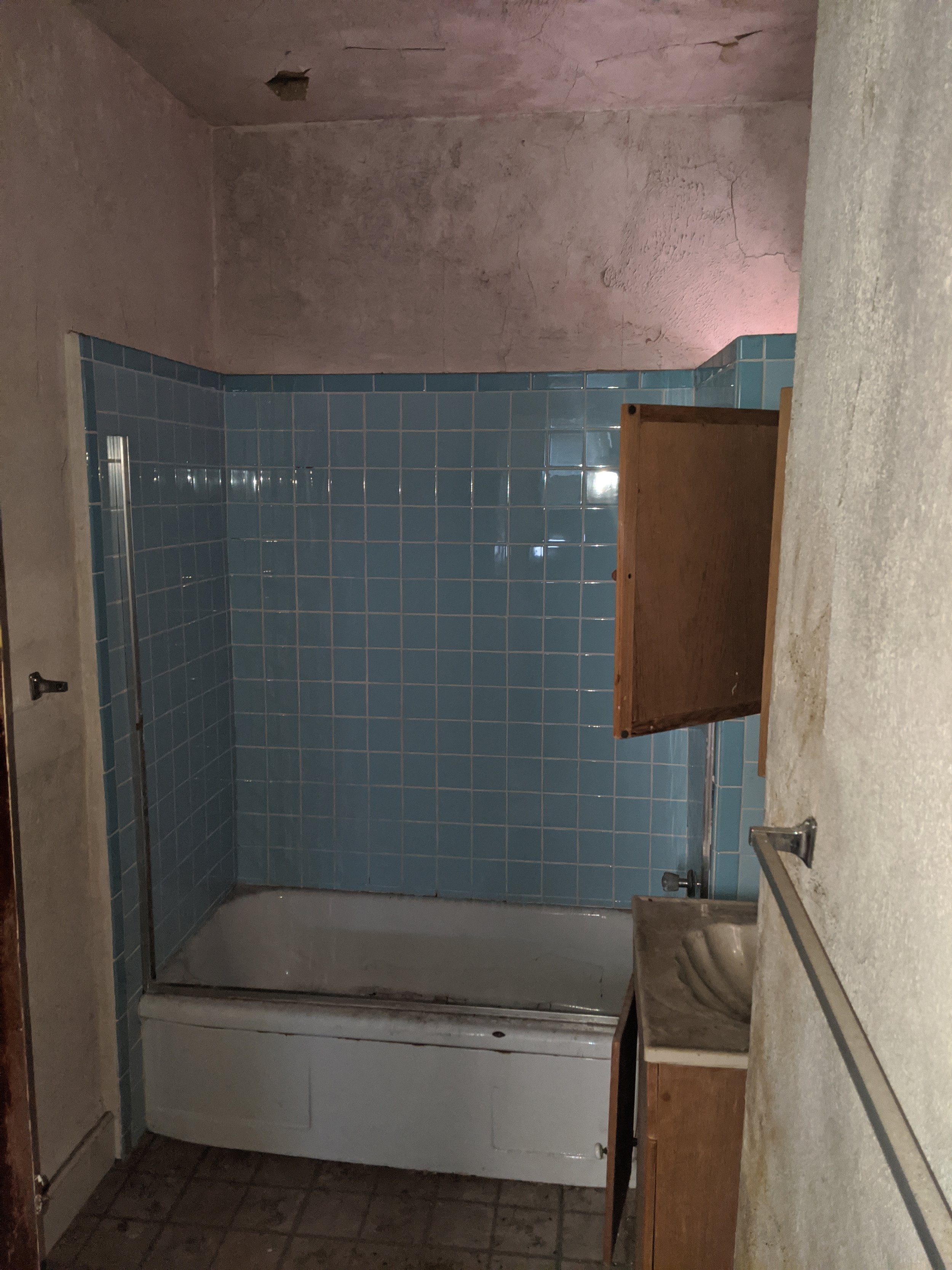 Cincinnati-home-restoration-interior-before-bathroom.jpg