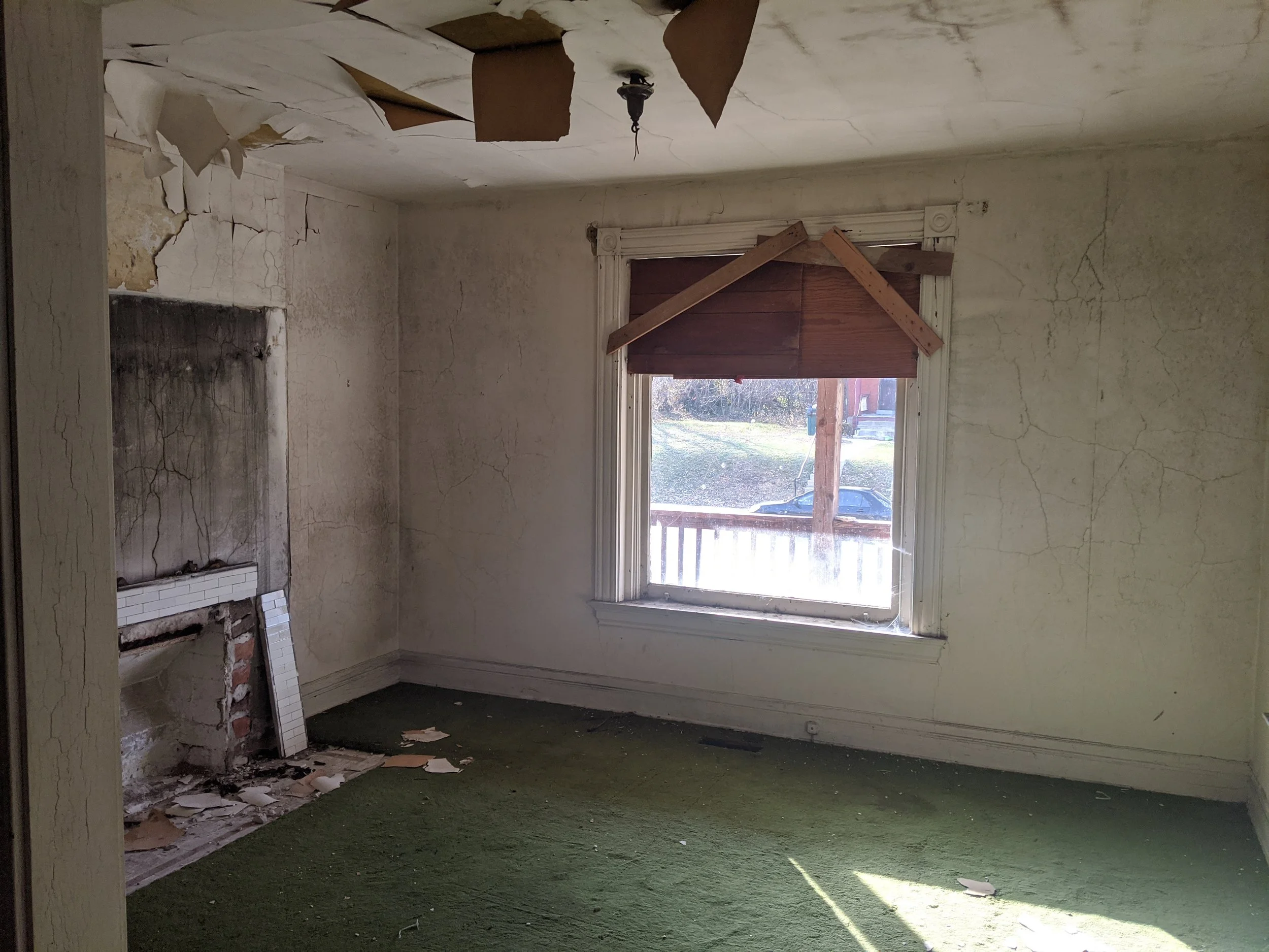 Cincinnati-home-restoration-interior-before-living-room.jpg