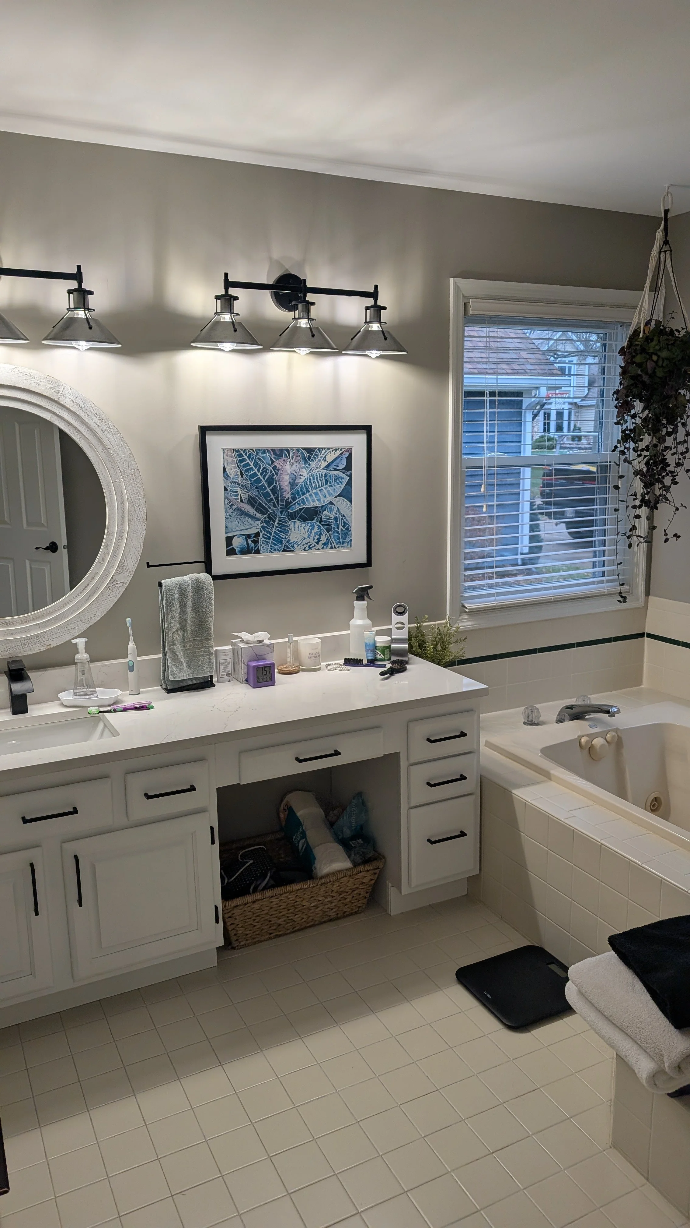 Maineville-OH-master-bathroom-original-tub-vanity.jpg