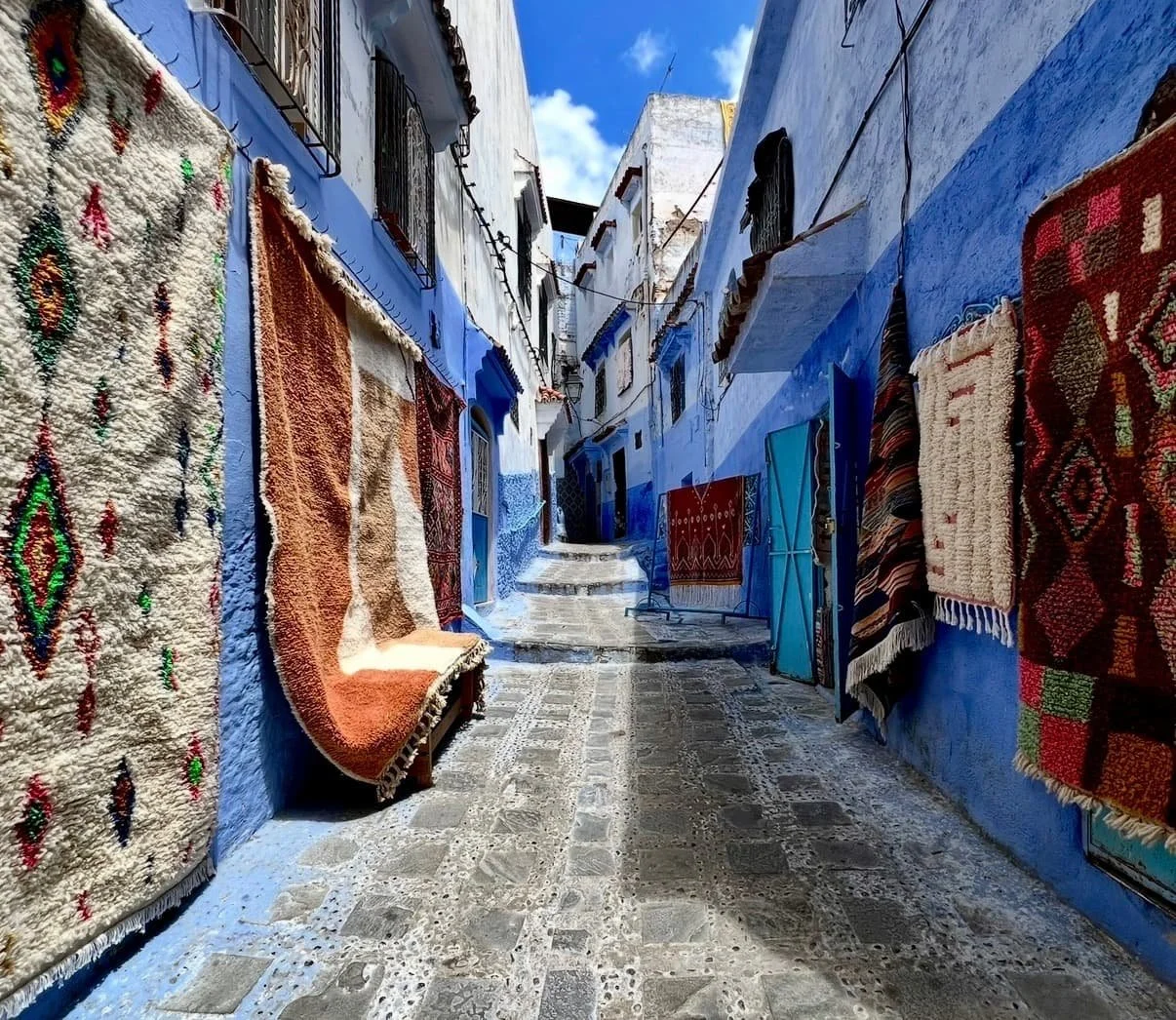 How Moroccan rugs get their color: wool, plants and natural dye