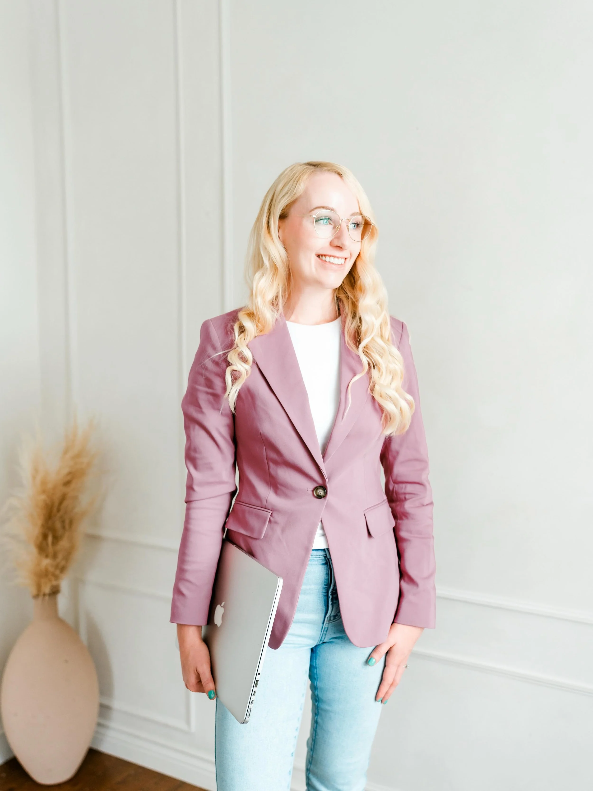 Hi, I&rsquo;m Kaylee! 💁🏼&zwj;♀️ The designer + strategist behind Endeavor Design Studio.

There are lots of new faces around here, so, hi! I&rsquo;m glad you&rsquo;re here. 🩷

I&rsquo;m a website + brand designer based in Calgary, helping small bu