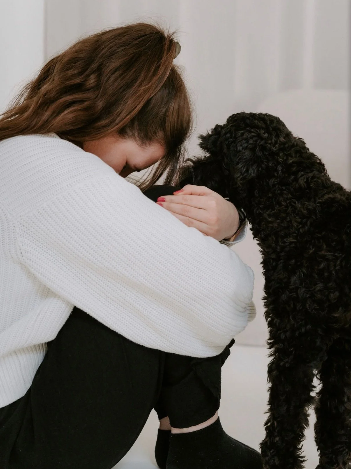 TW Gewalt an Frauen! Dieses Shooting ging und geht unter die Haut! Lara hat sich selbstst&auml;ndig gemacht mit Selbstverteidigung f&uuml;r traumatisierte Frauen. So ein wichtiges Thema! Dabei begleiten sie ihre Hunde M&ouml;ckes und Orza. Swiped mal