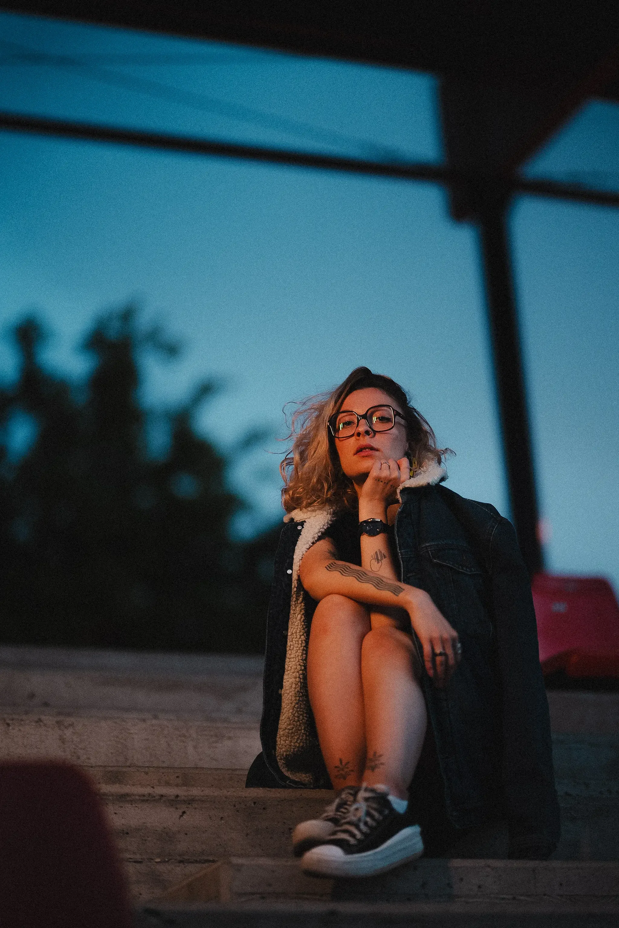 portreefoto istuvast naisest tartu tamme staadionil