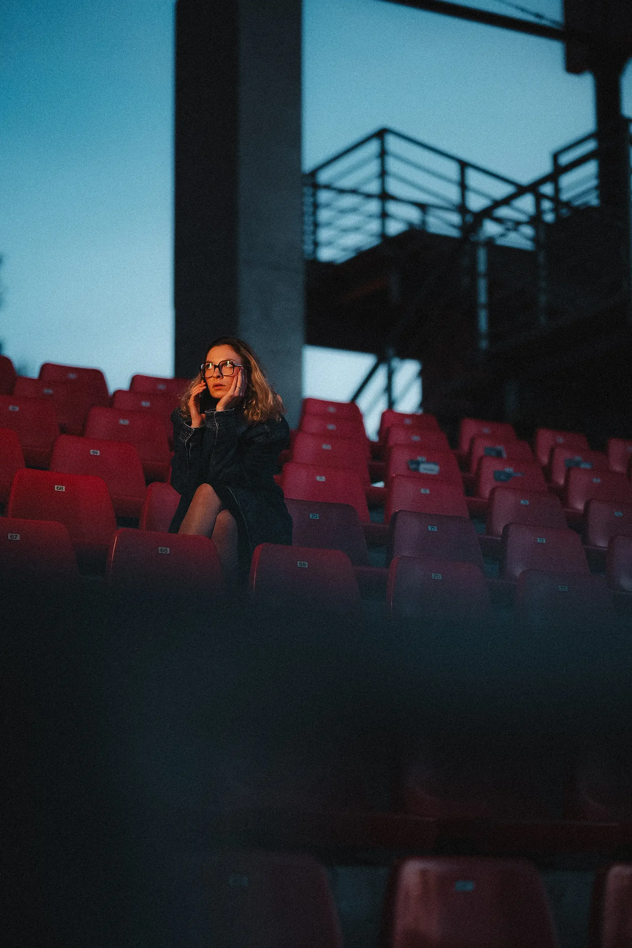 pildistatud portree naisest tartus tamme linnas tühjal tamme staadioni tribüünil