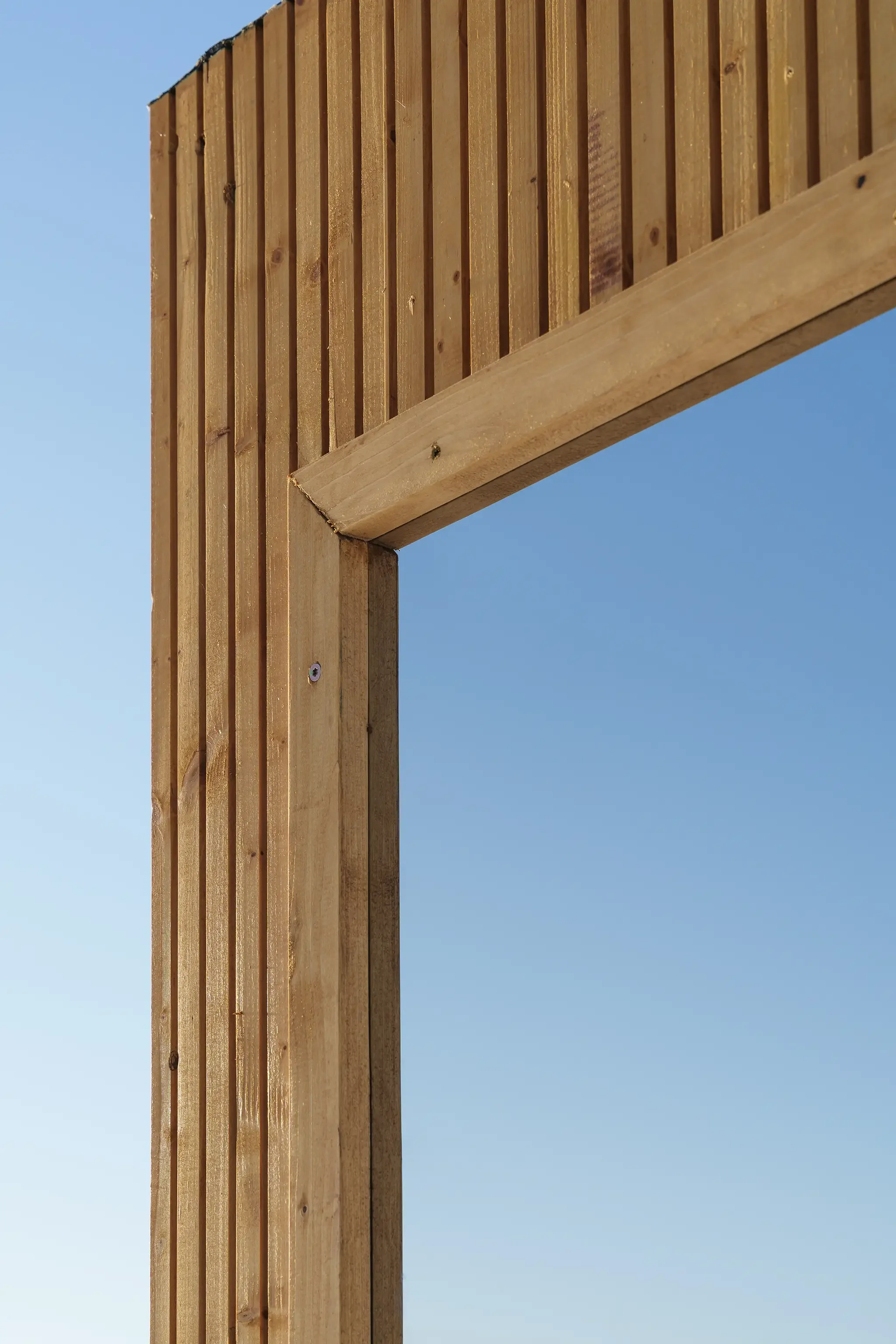 tootefoto detail väliskäimlast välitingimustes sinise taeva taustal