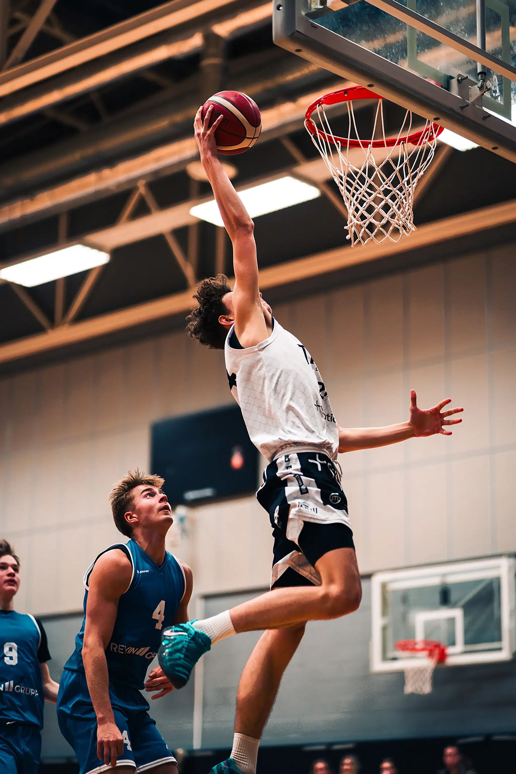 dunk spordifoto korvpallurist tartu ülikooli akadeemilise spordiklubi saalis