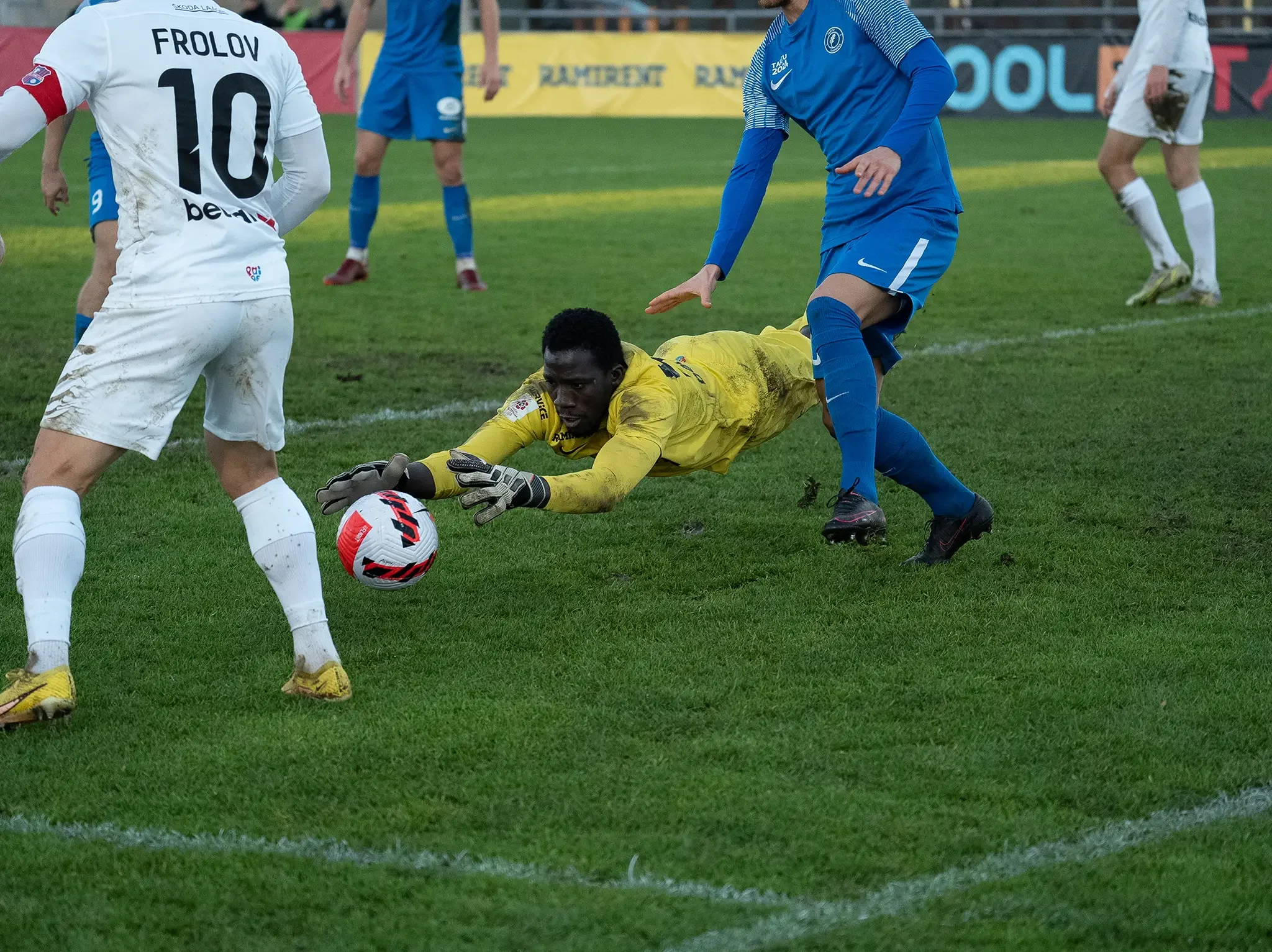 spordifotograafia foto Eesti a le coq Premium liiga mängust Tartu jk tammeka ja paide linnameeskonna vahel kus väravavaht hüppab mängijate vahelt palli järele