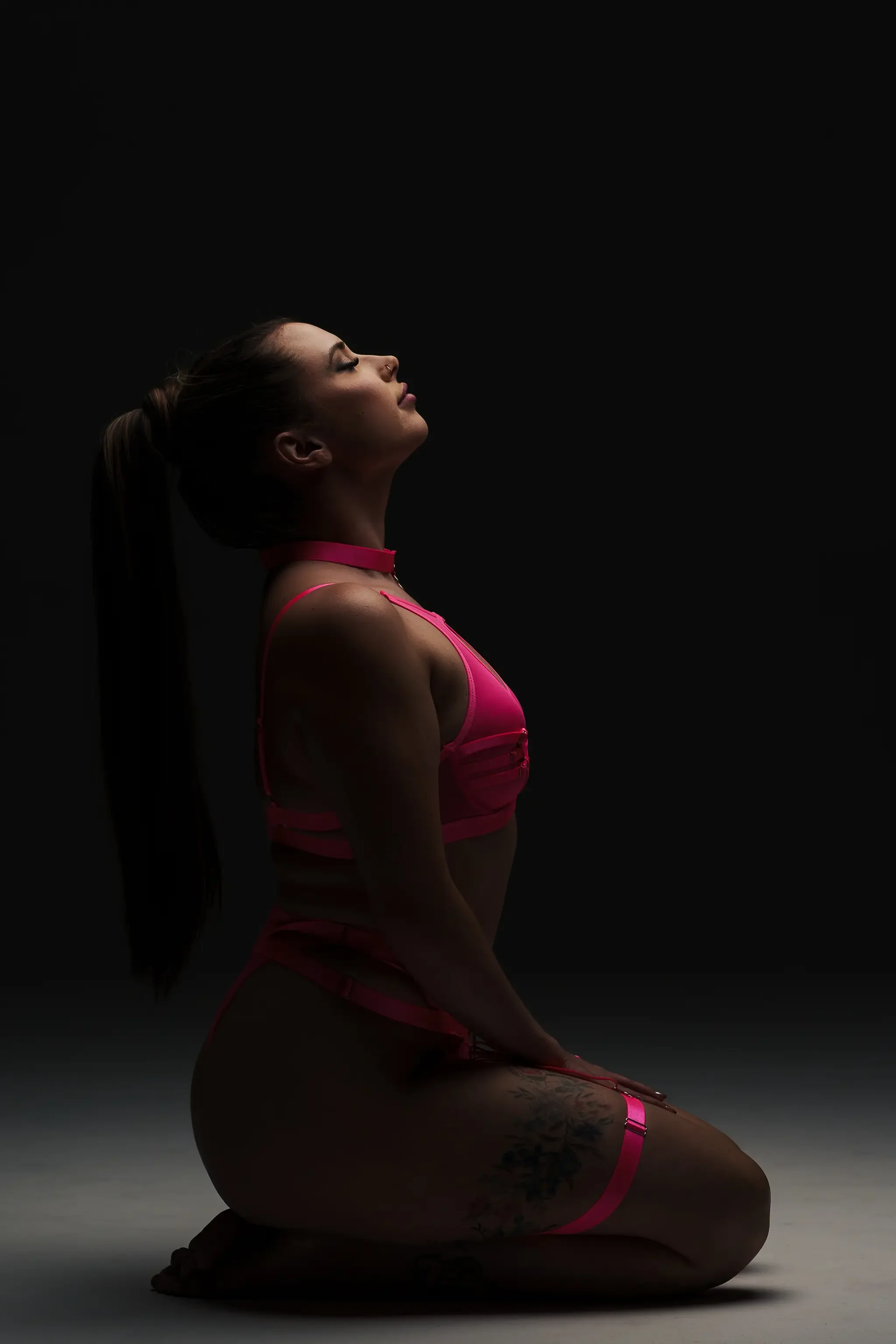 buduaar stuudiofotograafia tatoveeritud naisest tumedal taustal stuudiovalguses tartus