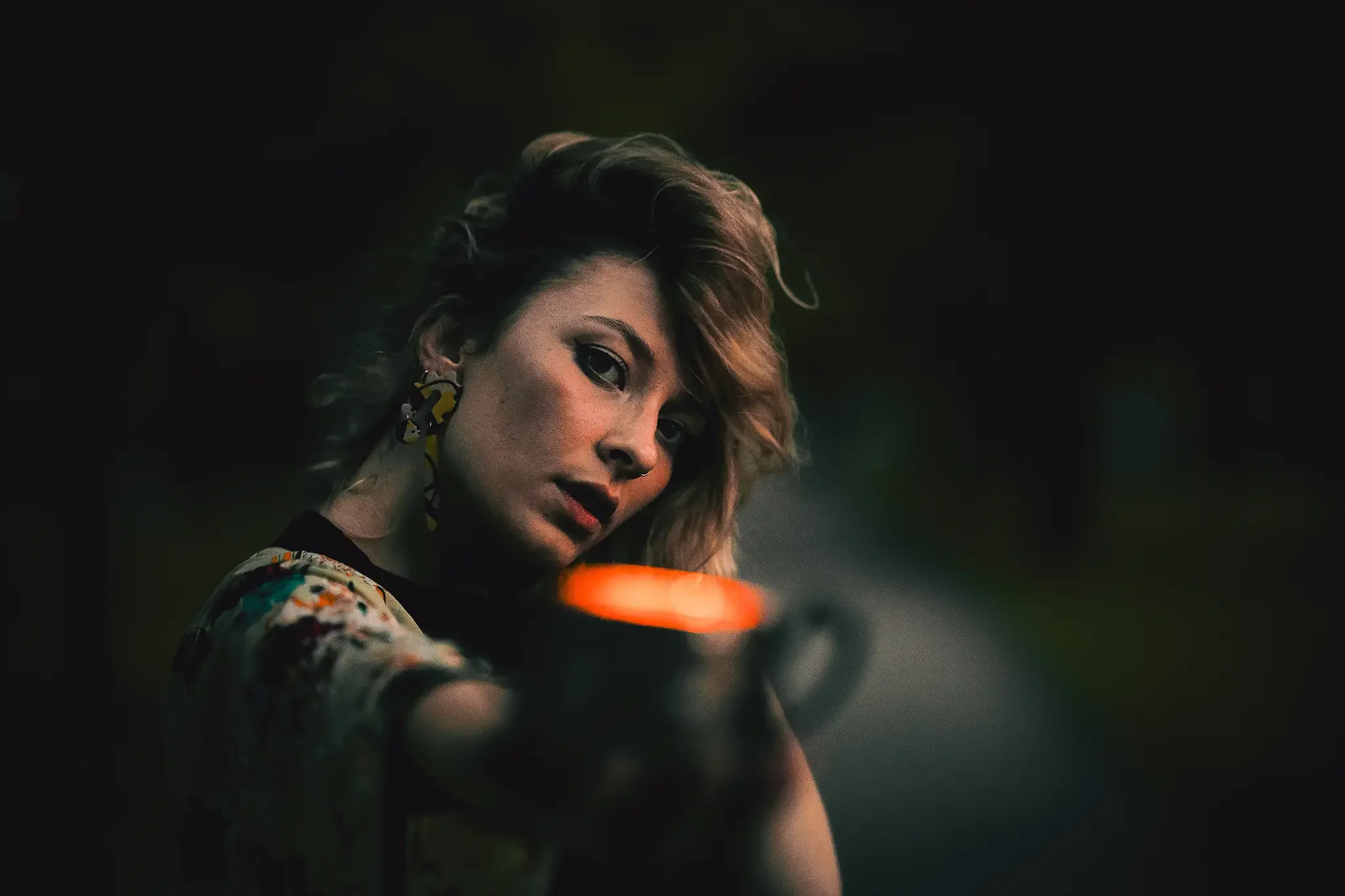 pildistatud portree naisest õhtuses tartus tammelinnas oranzi kumava valguse küünlaga