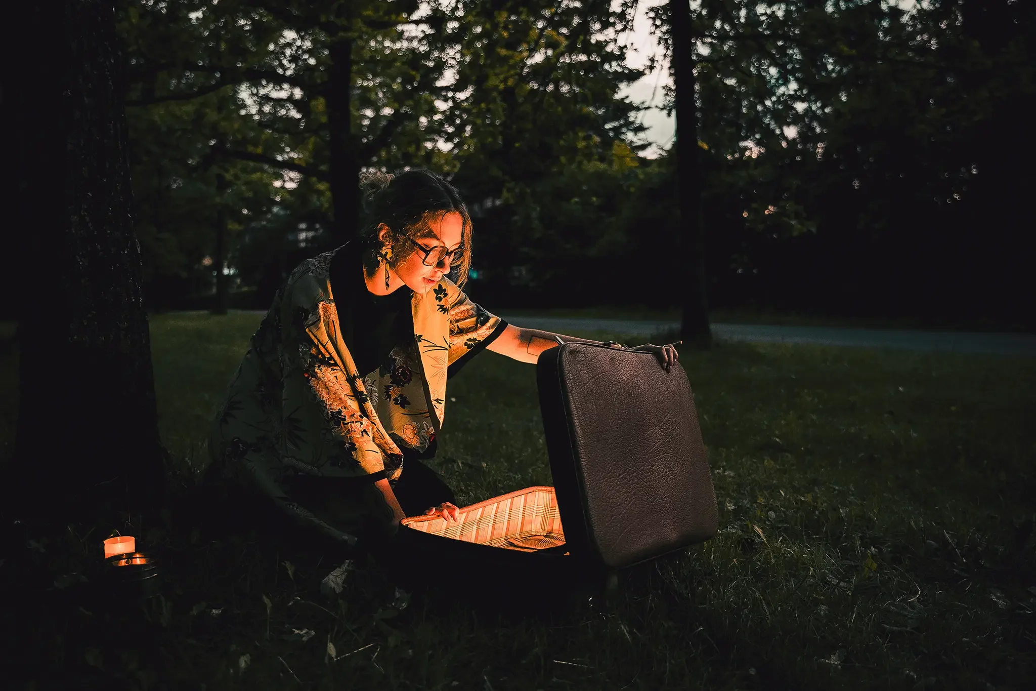 õhtune portree naisest tartu tamme linna pargis