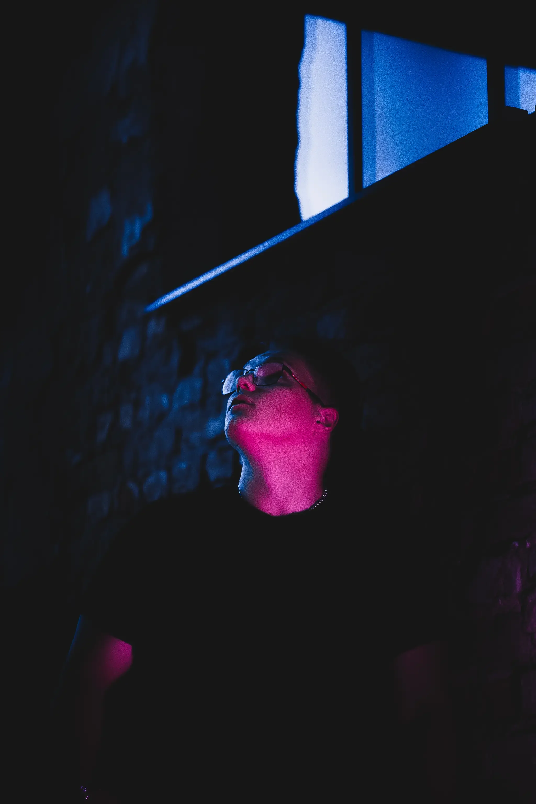 Loov portree roosa ja sinise neoonvalgusega hämaras linnaruumis