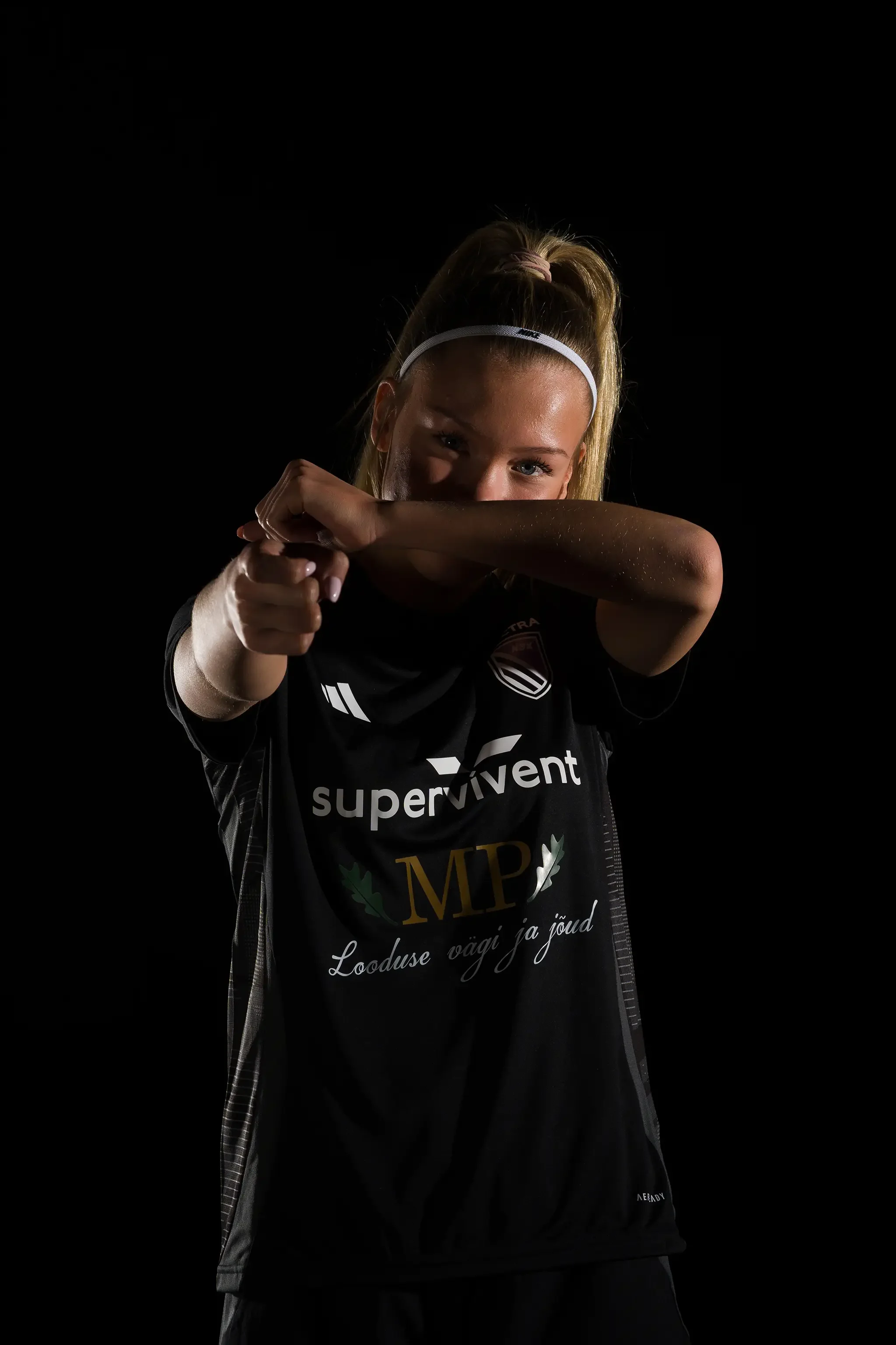 stuudio portreefoto tartu njk electra naisjalgpallurist