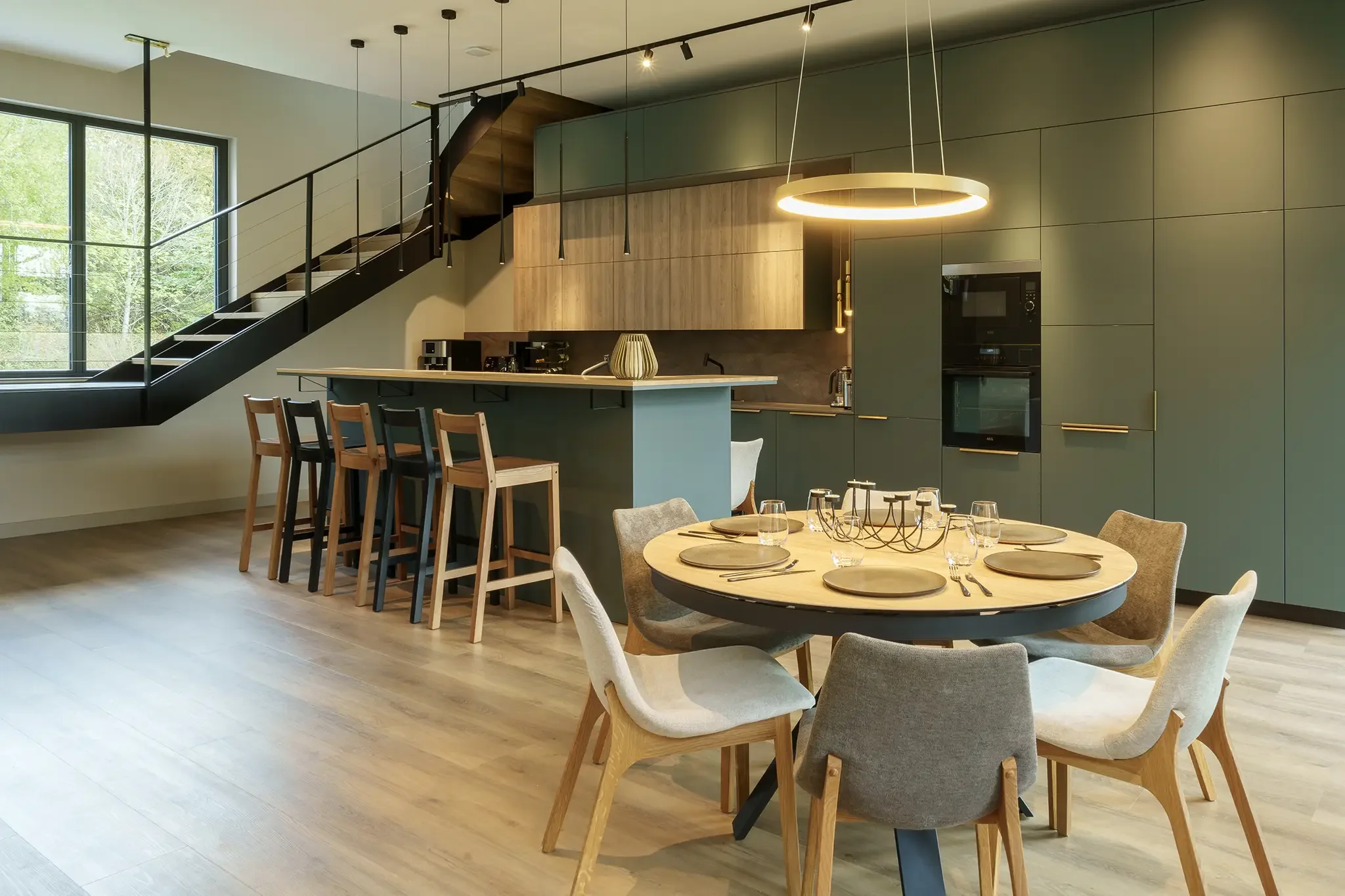 pildistatud kinnisvarafoto avatud köögist ja söögialast valgusküllases majas otepääl