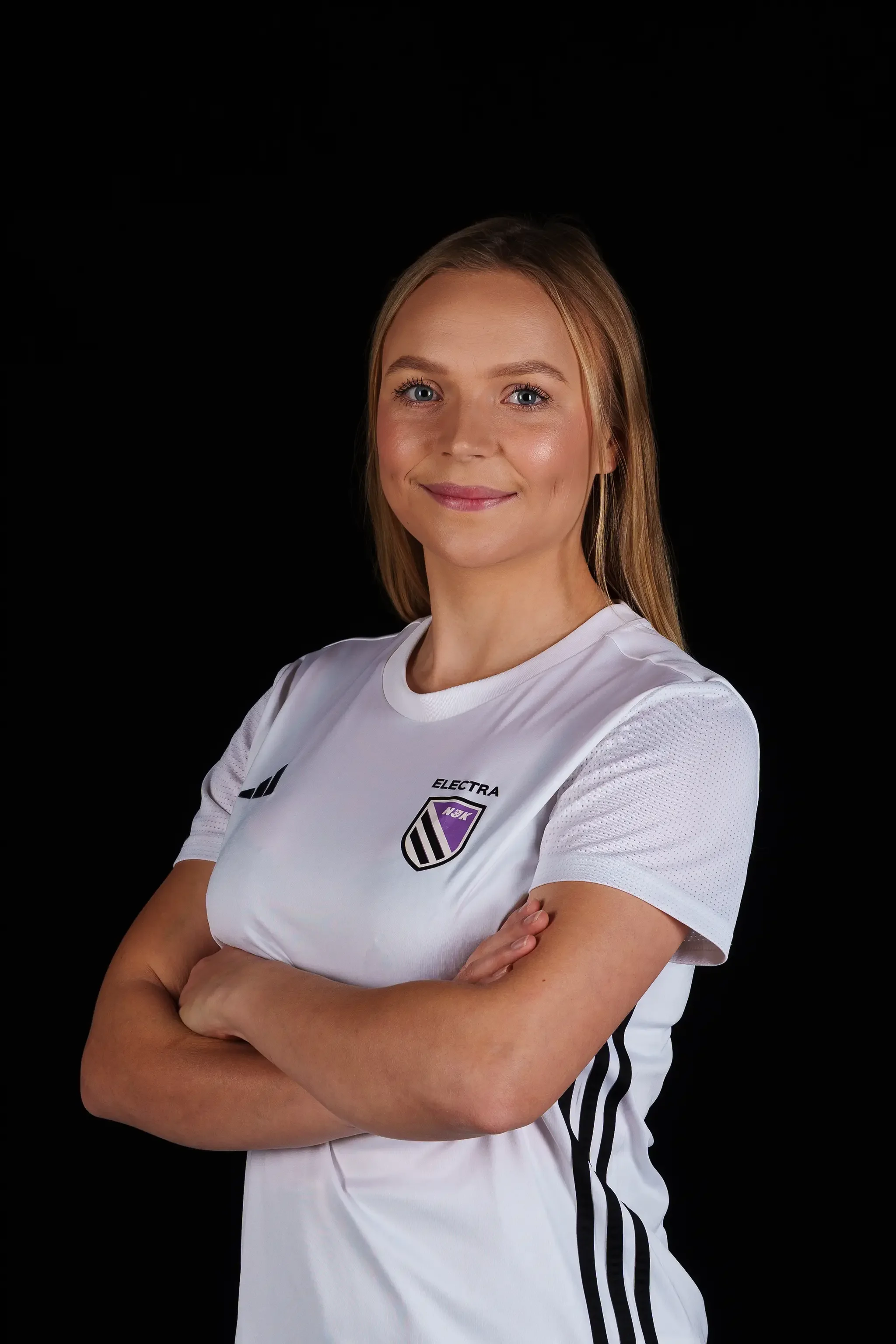 Tartu NJK Electra treeneri Marie Saar ametiportree stuudios tumedal taustal käed risti spordisärgis