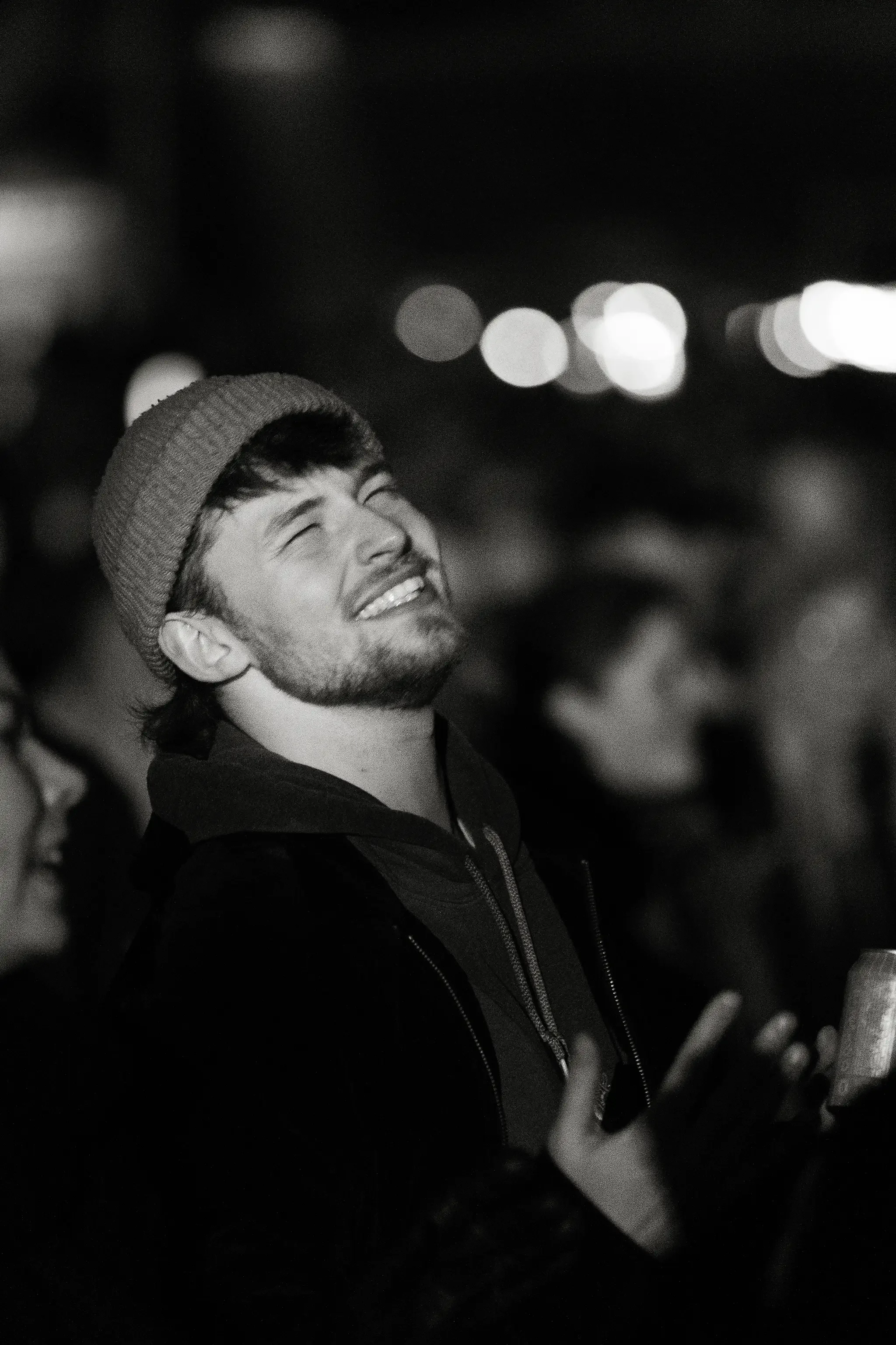 Tartu Tudengipäevade üritusel kaasa elav meesterahvas nautimas esitatavat muusikat