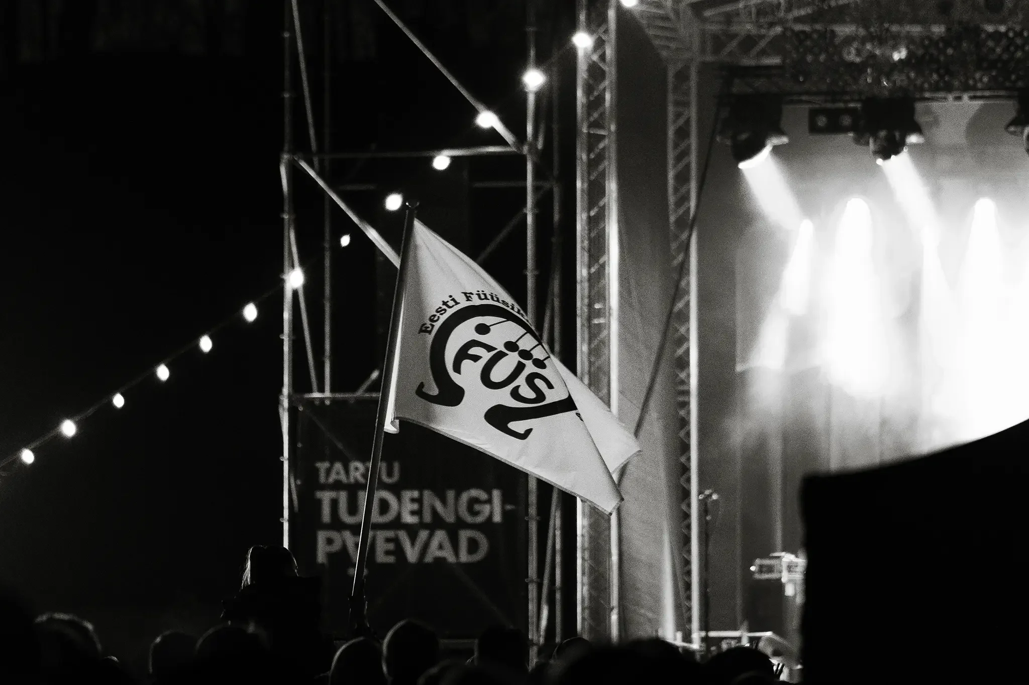 publik hoiab üritusel lehvivat lippu kontserdilava ees Tartus Tartu Tudengipäevadel öises festivalimeeleolus