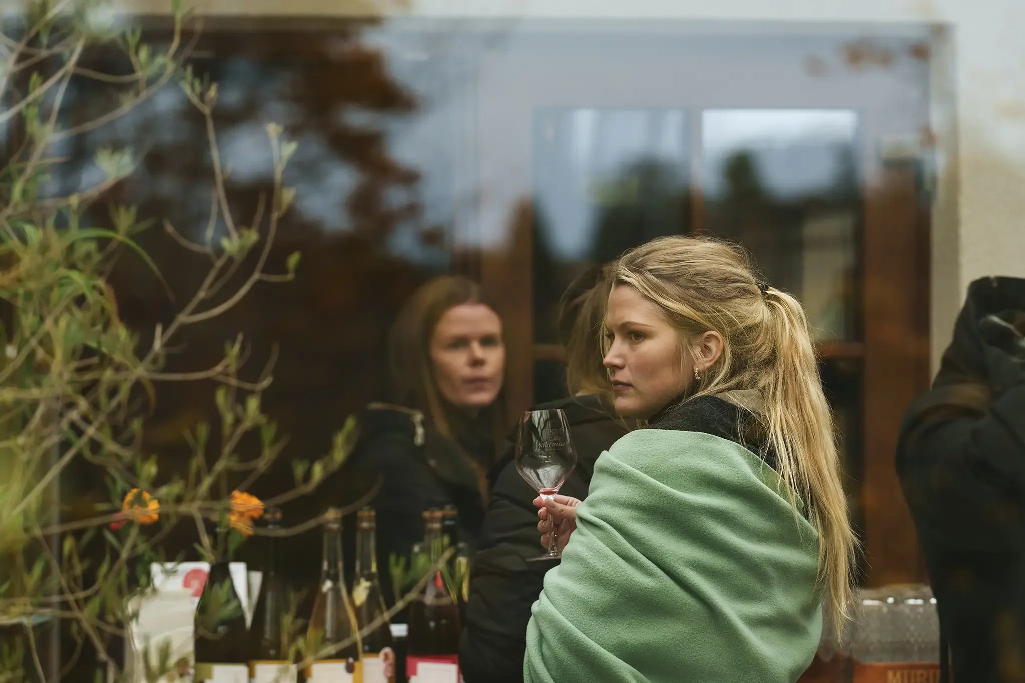 kaugelt tehtud foto naisest mapri ehituse firma üritusel Otepääl