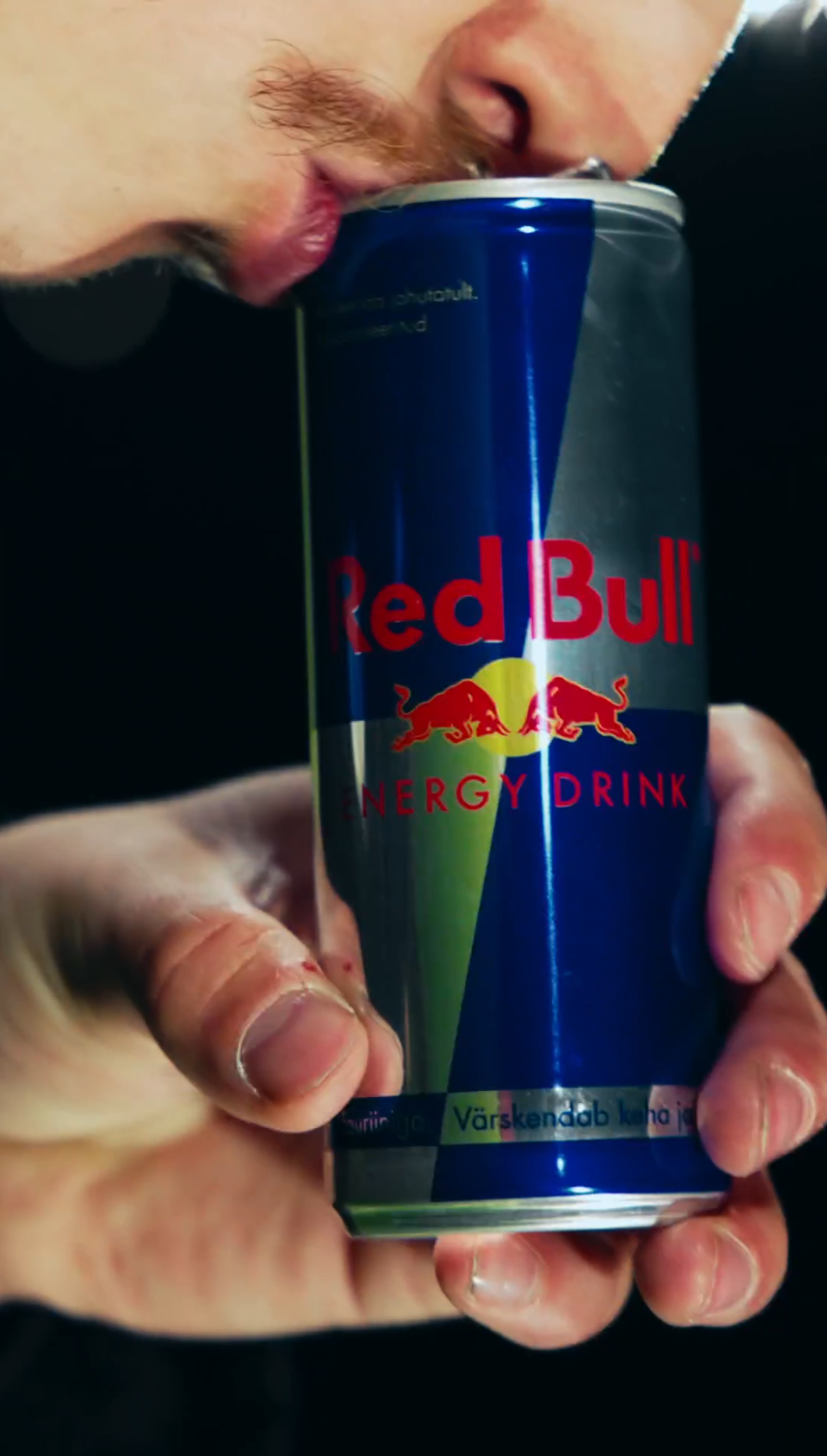 mees joob üritusel energiajooki Red Bull purgist Tartu kunstmurustaadionil Holm Park