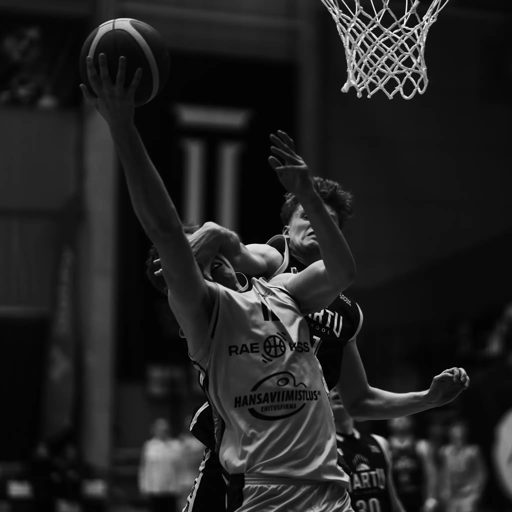 spordifotograafia foto võitlusest korvpalli mängust tartu ülikooli akadeemilise spordiklubi spordisaalis
