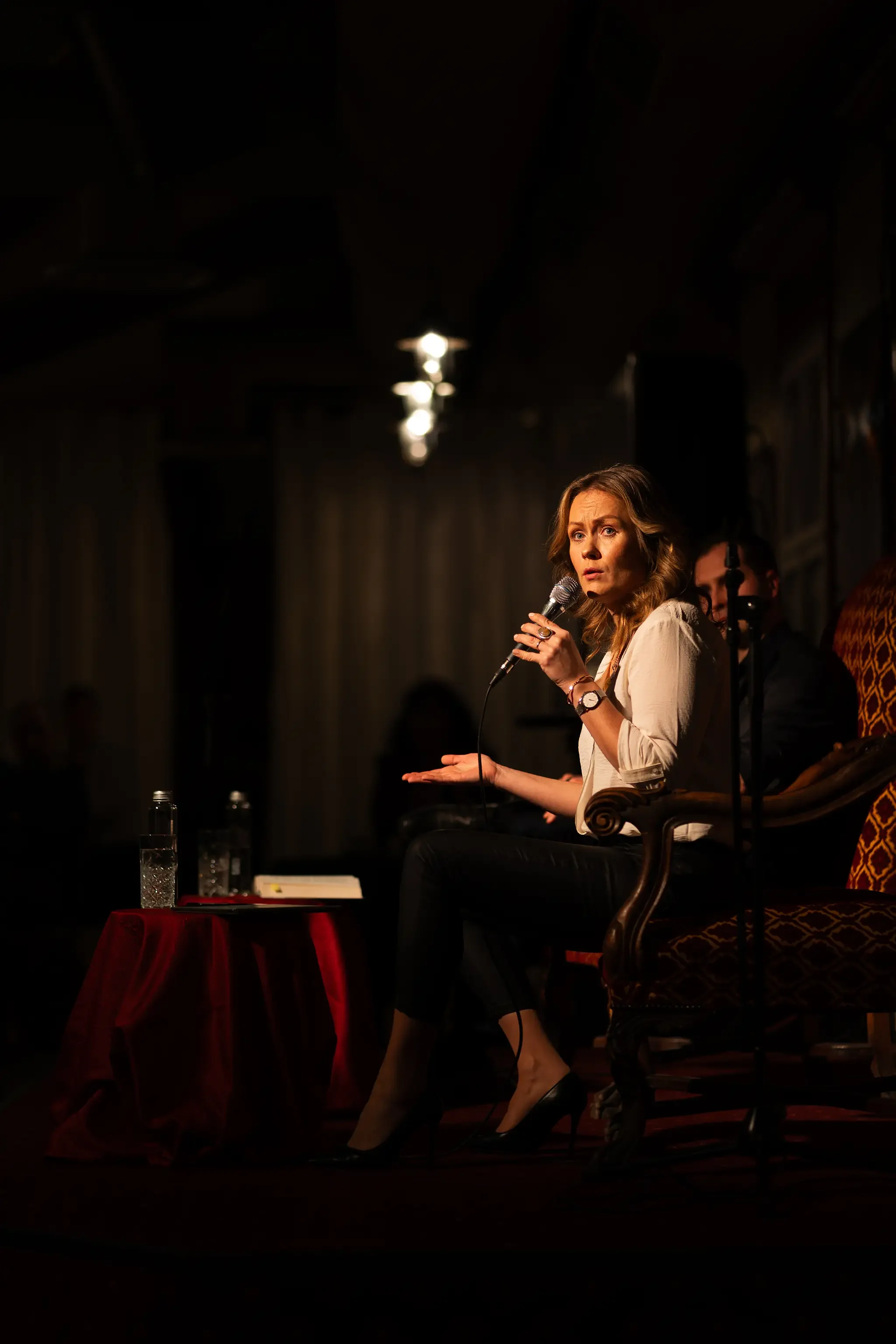 ürituse foto vestlusõhtust tartus esineja Inga Lunge sõnavõtust