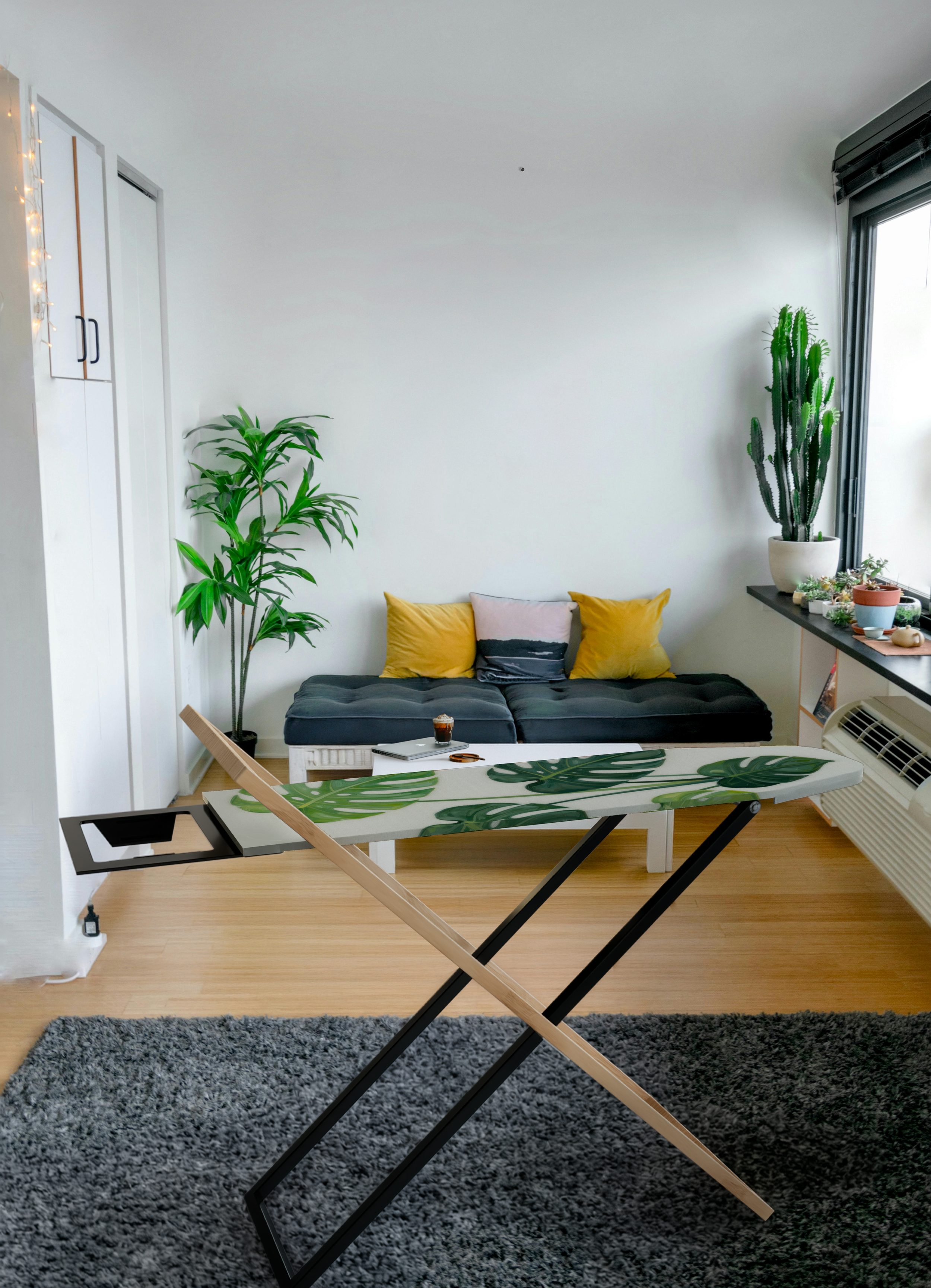 Unsichtbares Bügelbrett IRONY ausgeklappt: Die Transformation vom Wandbild zum funktionalen Designobjekt