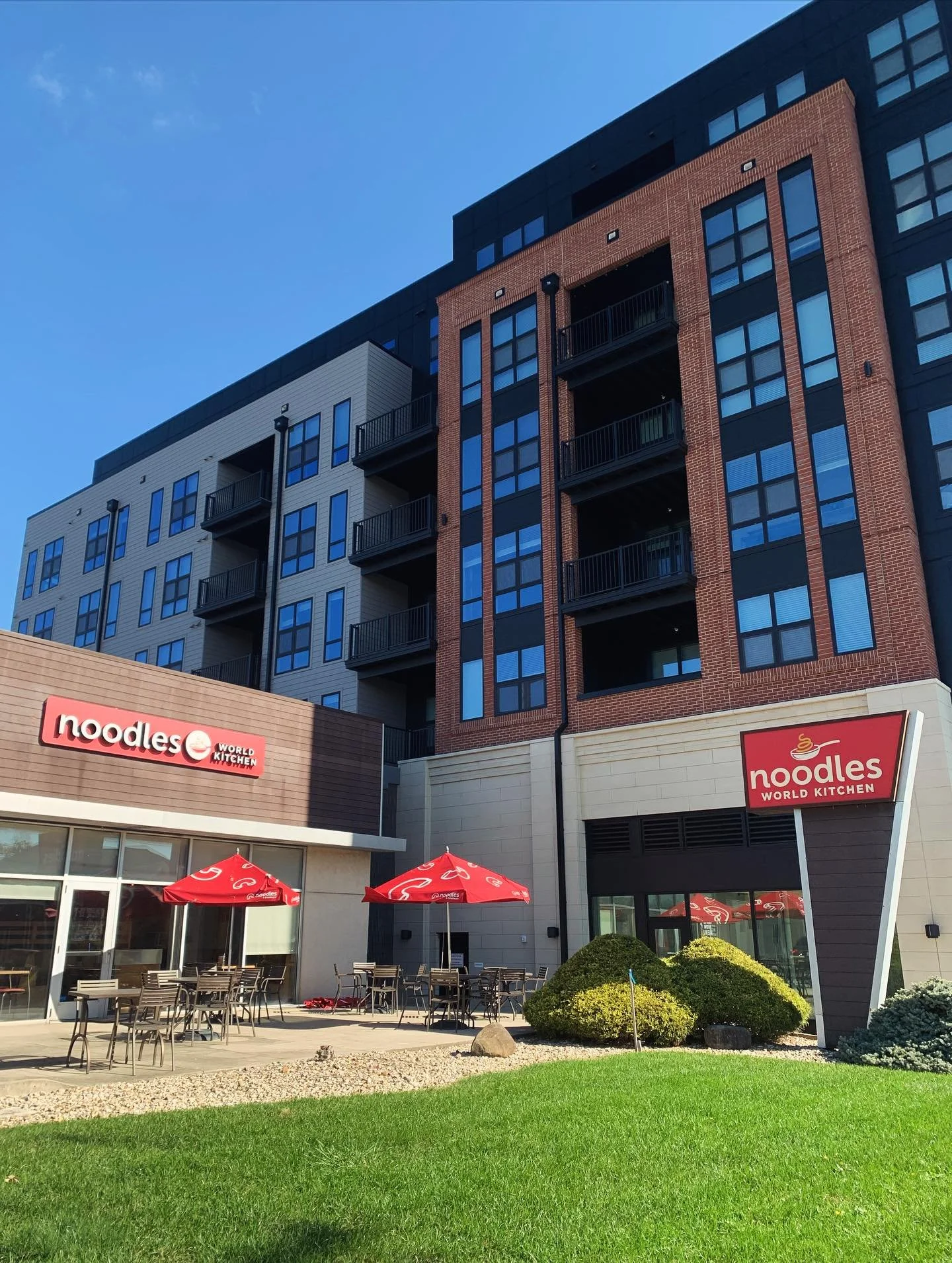 Sophisticated living with a side of flavor!🍝🍜 Our brand-new apartment community places you steps away from @noodlescompany - the PERFECT blend of indulgence and convenience! #luxuryliving #nowleasing #nextdoordining #neighbors #noodles #614eats #61