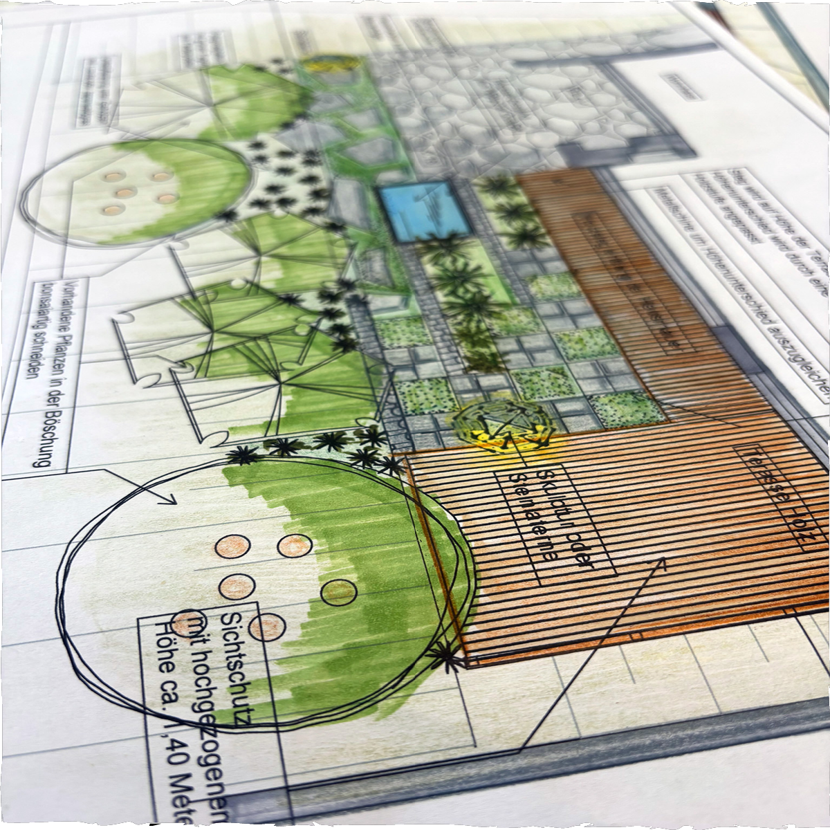Gartenplanung, Architektenzeichnung eines Garten- und Landschaftsdesigns mit Grünflächen, Bäumen, Pool, gepflasterten Wegen und einem Holzdeck.