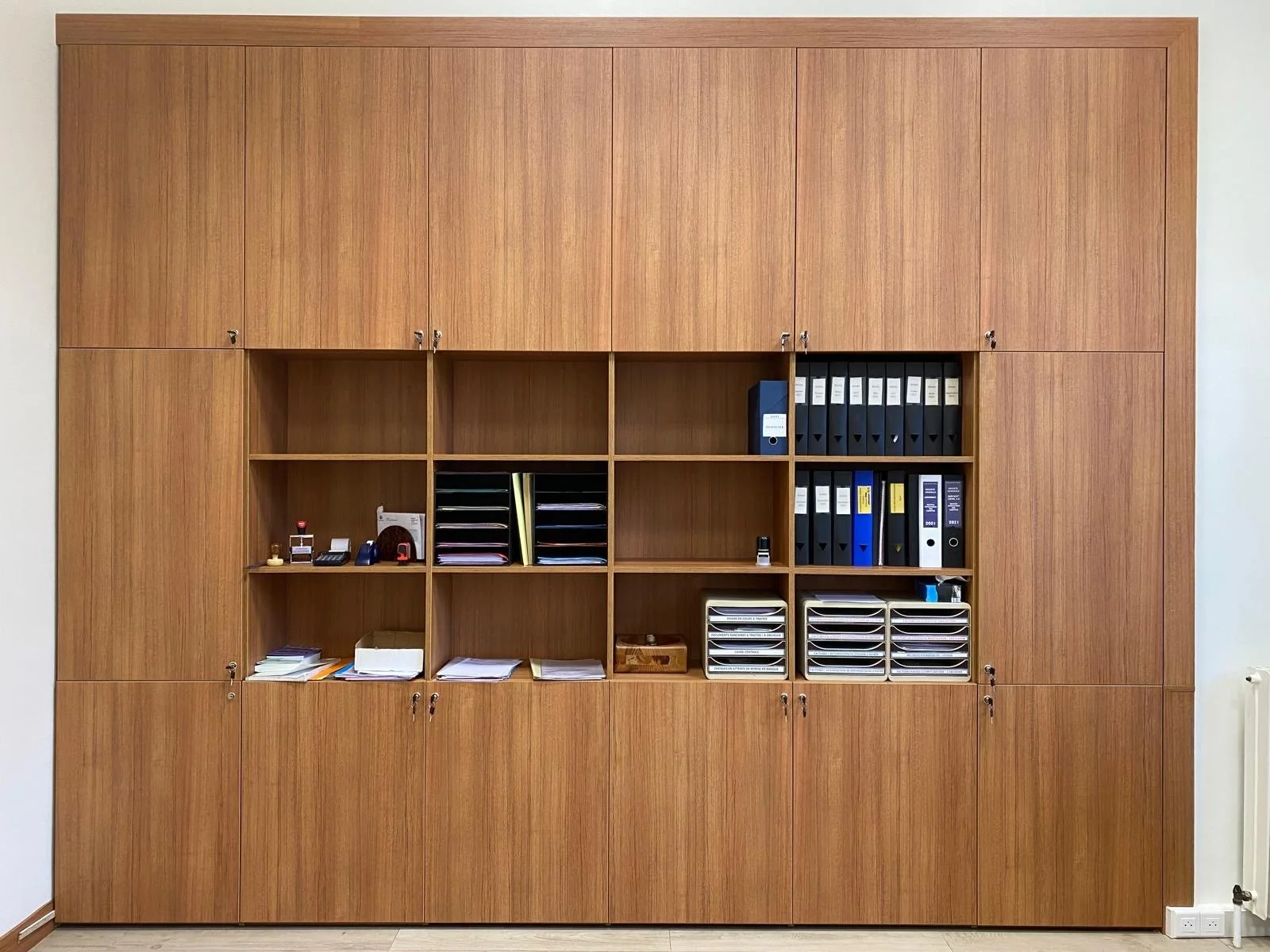 Bibliothèque murale sur mesure intégrée à un séjour moderne.